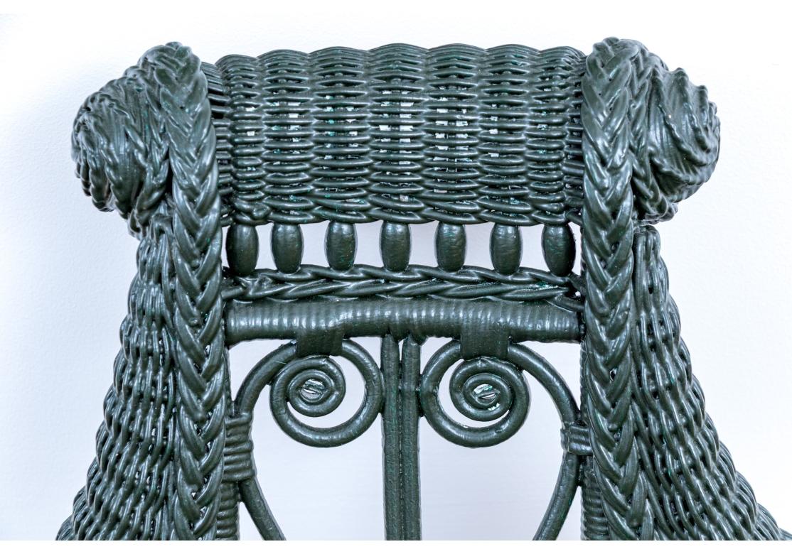 Antike Wakefield Rattan Co. Gemaltes Korbgeflecht Beistellstuhl und Demilune Accent Tisch (20. Jahrhundert) im Angebot