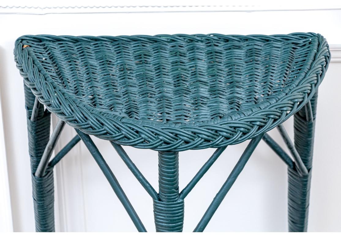 Antike Wakefield Rattan Co. Gemaltes Korbgeflecht Beistellstuhl und Demilune Accent Tisch (Korbweide) im Angebot