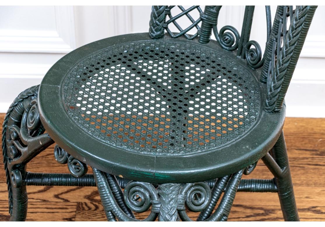 Antike Wakefield Rattan Co. Gemaltes Korbgeflecht Beistellstuhl und Demilune Accent Tisch im Angebot 1