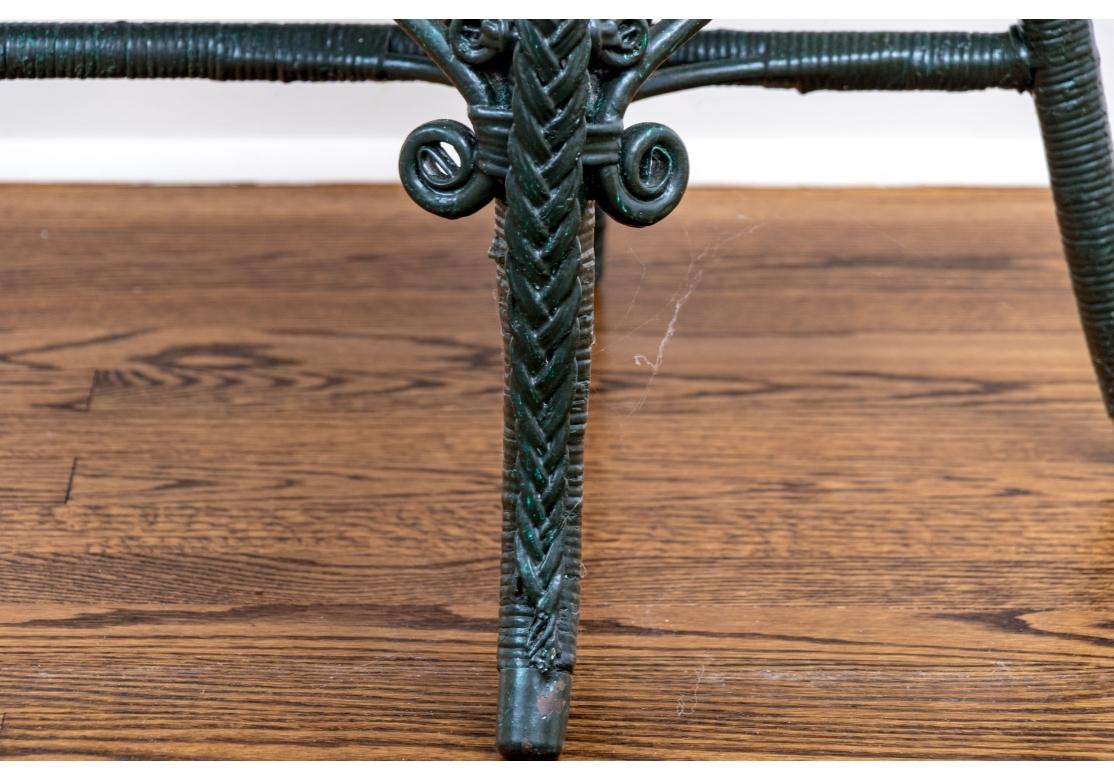 Antike Wakefield Rattan Co. Gemaltes Korbgeflecht Beistellstuhl und Demilune Accent Tisch im Angebot 2