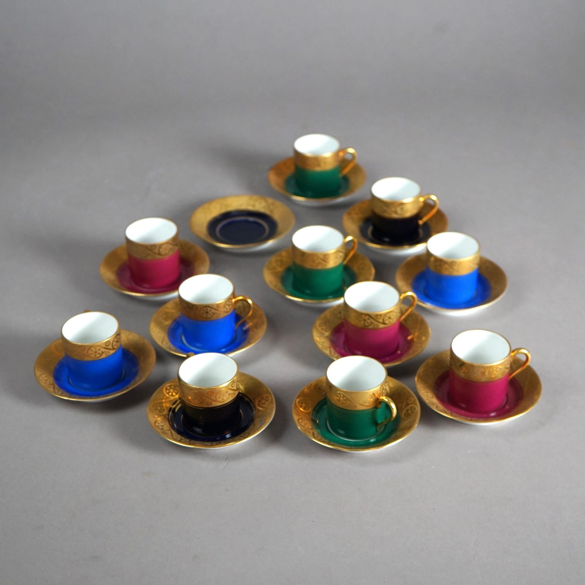 Ein antiker Satz von 23 Stück deutschen bayerischen Demitasse-Tassen und Untertassen bieten Porzellan Konstruktion, glasiert und stark in 22k Gold vergoldet, Hersteller gestempelt wie fotografiert; umfasst 11 Sätze mit einem zusätzlichen Untertasse;