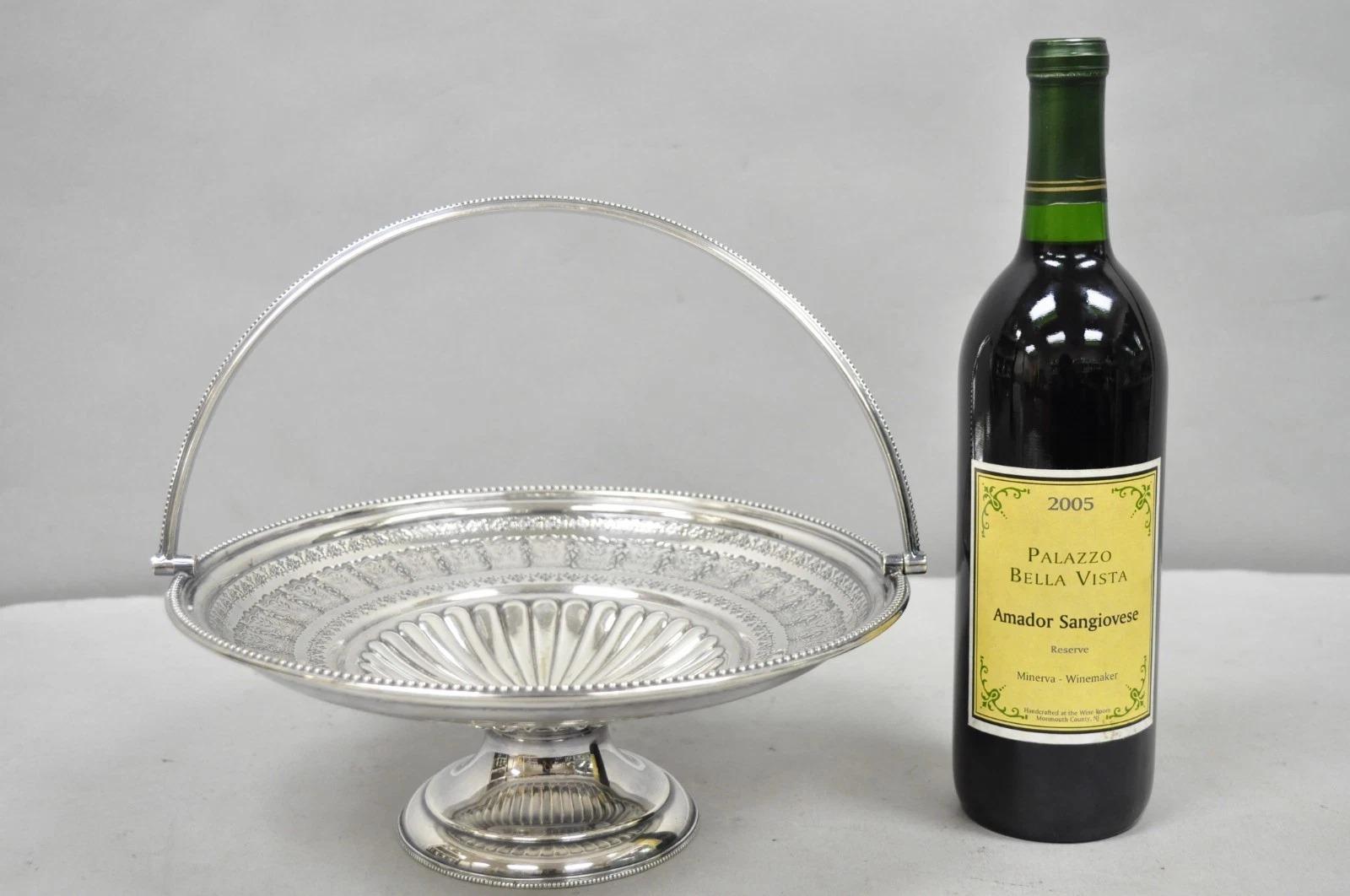 Ancienne corbeille de mariage Walker & Hall en argent plaqué avec poignée pivotante. Circa Early 20th Century. Dimensions : 4