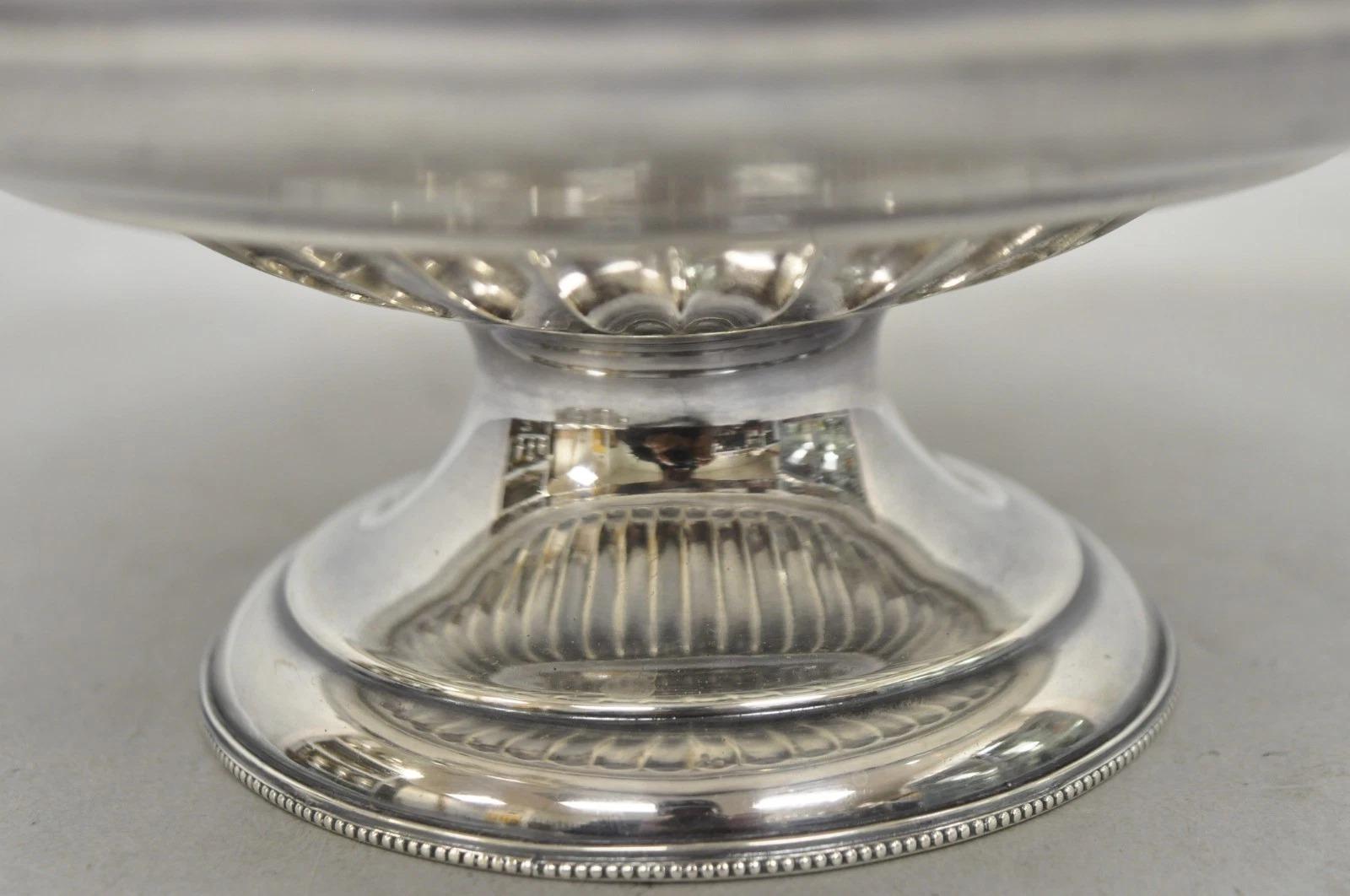 Plaqué argent Antique Walker & Hall Silver Plated Swing Handle Pedestal Fruit Bride's Basket en vente