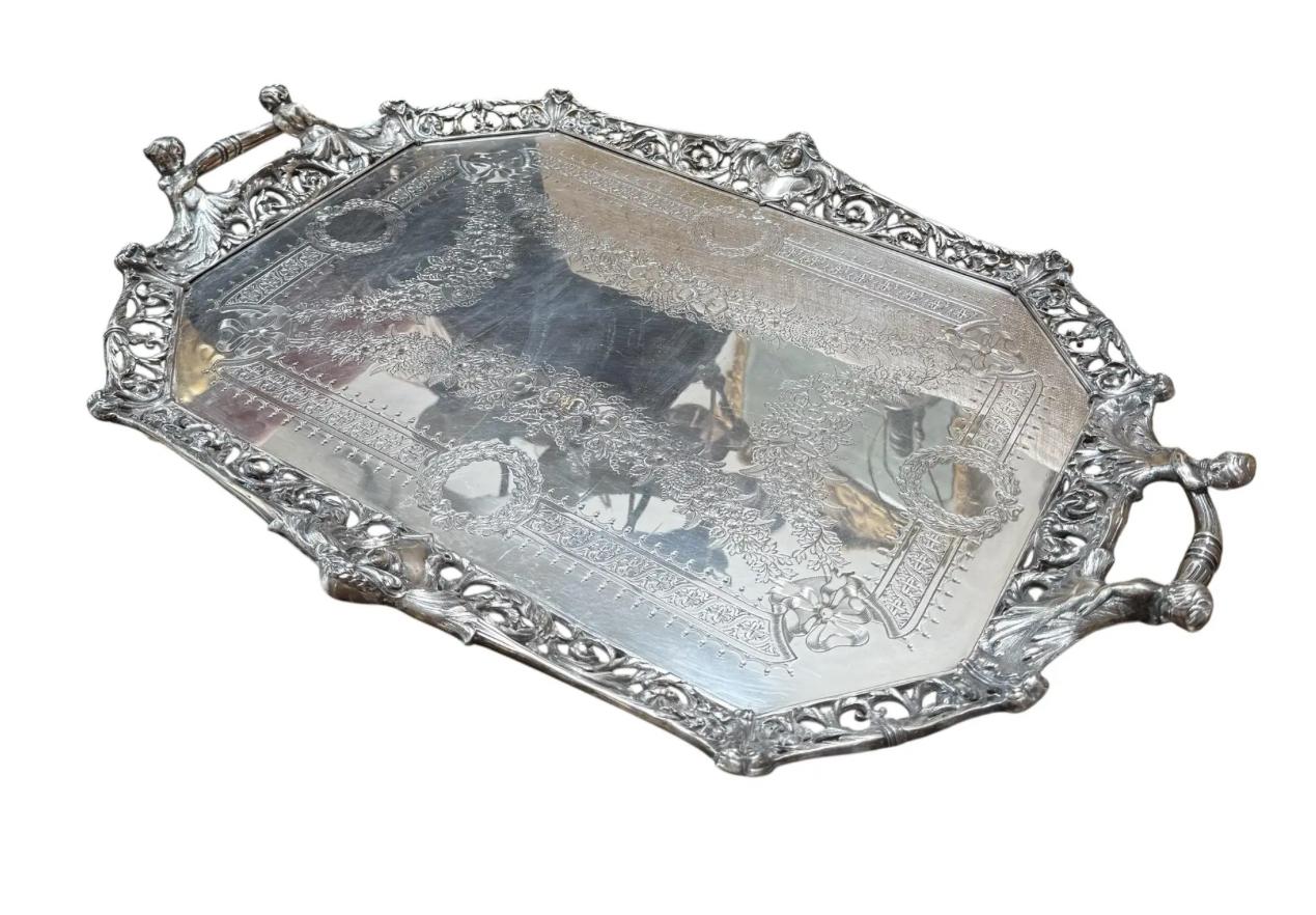 Antico vassoio da portata in silverplate di Walker & Hall con manici e facce figurate.