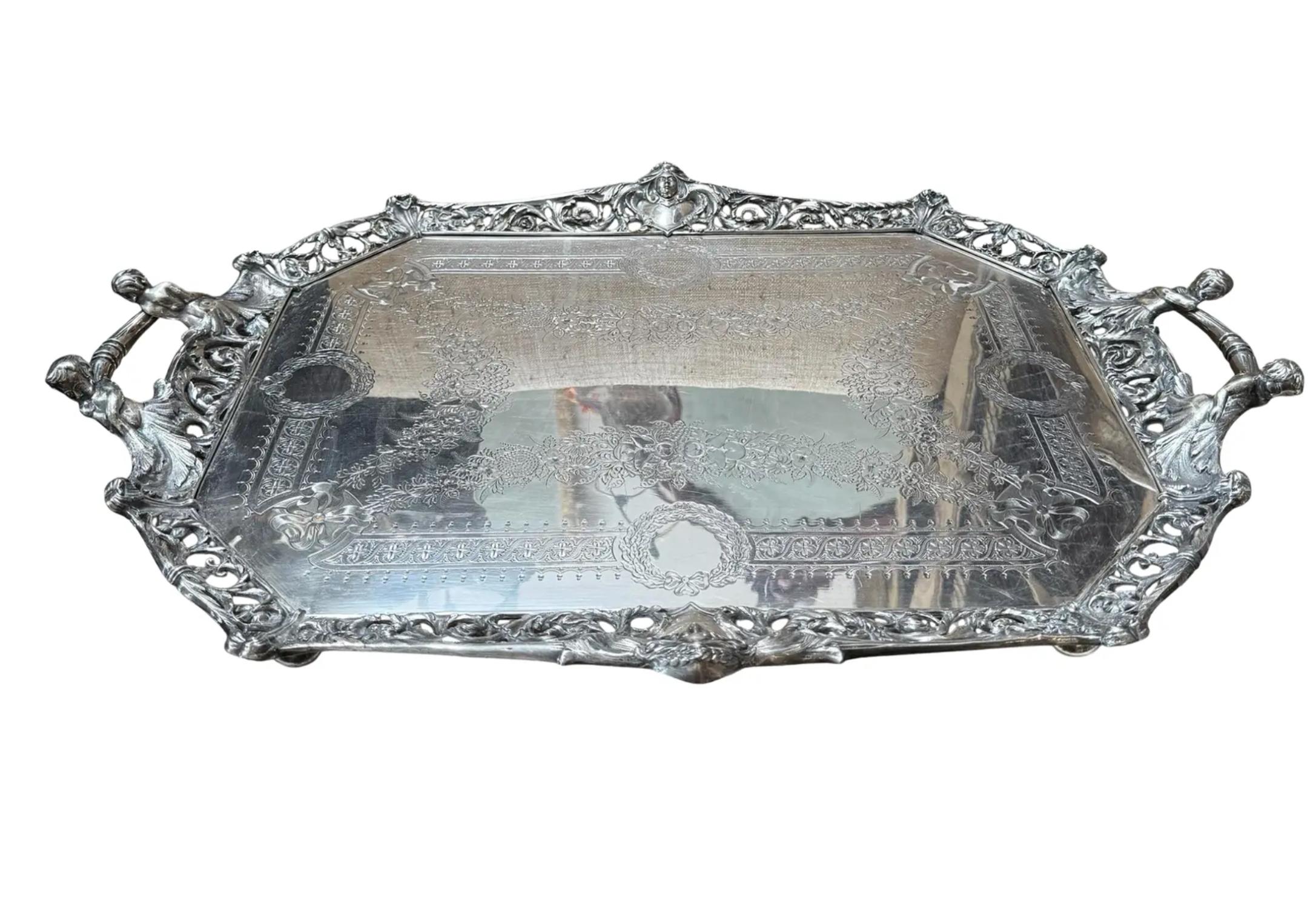 Estetismo Antico vassoio da portata in silverplate di Walker & Hall con manici e facce figurate in vendita