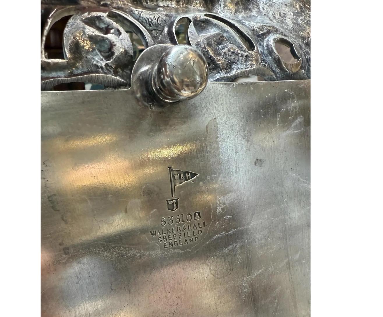 Britannico Antico vassoio da portata in silverplate di Walker & Hall con manici e facce figurate in vendita