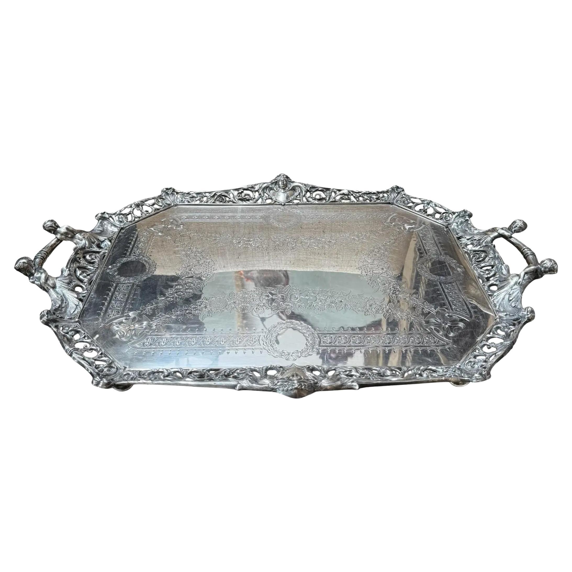 Antico vassoio da portata in silverplate di Walker & Hall con manici e facce figurate in vendita