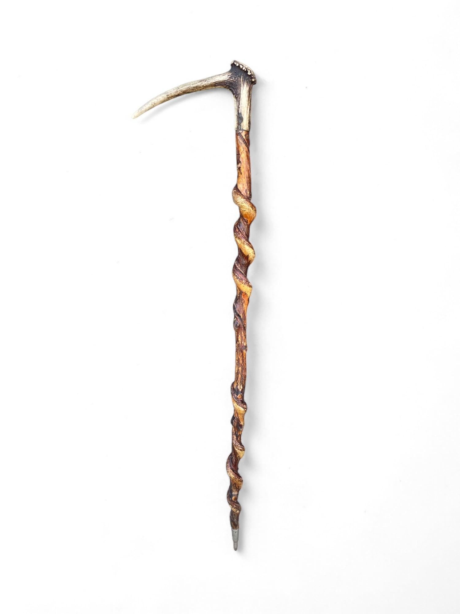 Antique Walking Stick with Roe Deer Horn

Measurements: H. 91 cm - L. 20 cm
Era: early 1900s
Origin: Germany
Wood: Chestnut

Description

Antique walking stick, in wood and deciduous horn. The peculiarity of this stick is the shape of the chestnut,