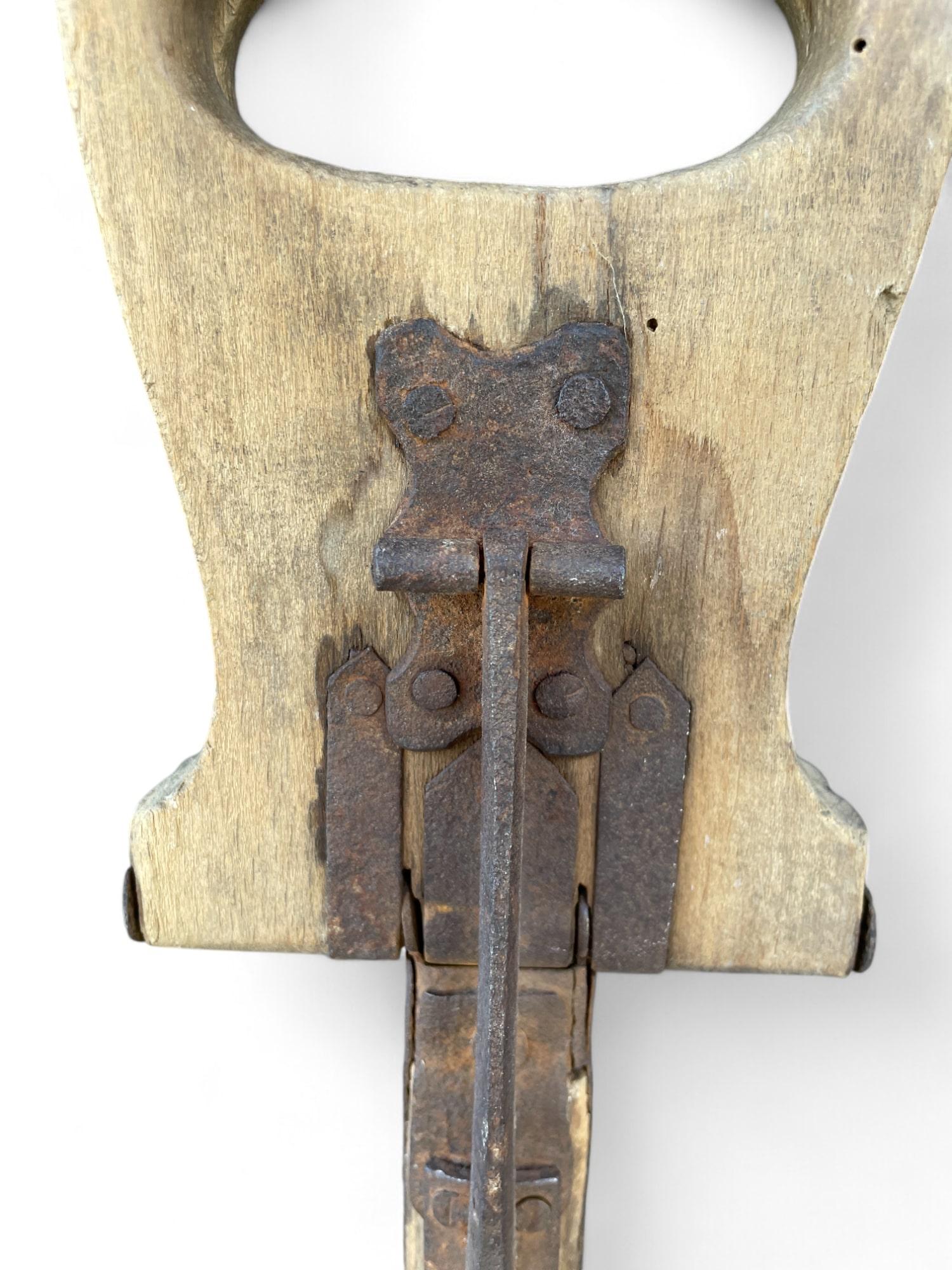 Chestnut Antique Walking Stick with Seat For Sale