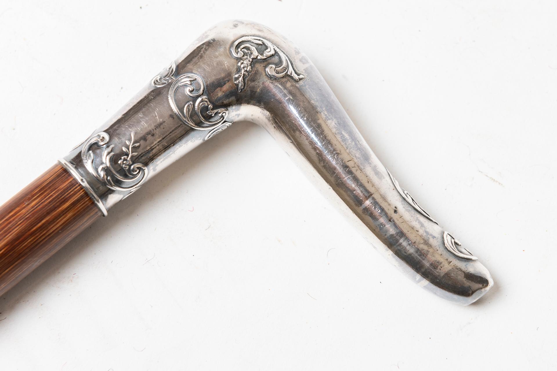 Sculpté à la main Antique Walking Stick with Silver Handle (bâton de marche antique avec poignée en argent) en vente