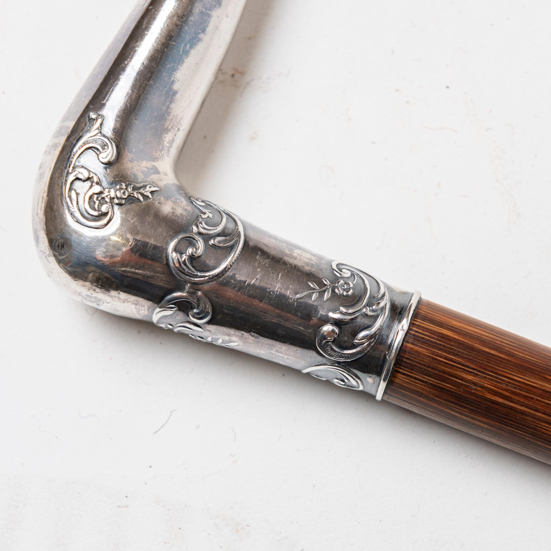 20ième siècle Antique Walking Stick with Silver Handle (bâton de marche antique avec poignée en argent) en vente