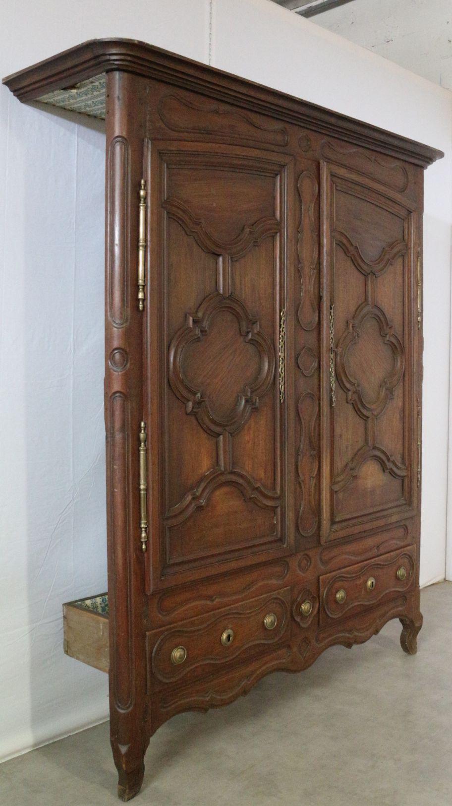 Portes d'armoire anciennes pour garde-robe intégrée, en chêne sculpté à la main, superbe patine due au temps
armoire provinciale typique du Nord de la France, datant du 18e siècle.
Il provient d'une maison de maître française typique où il était