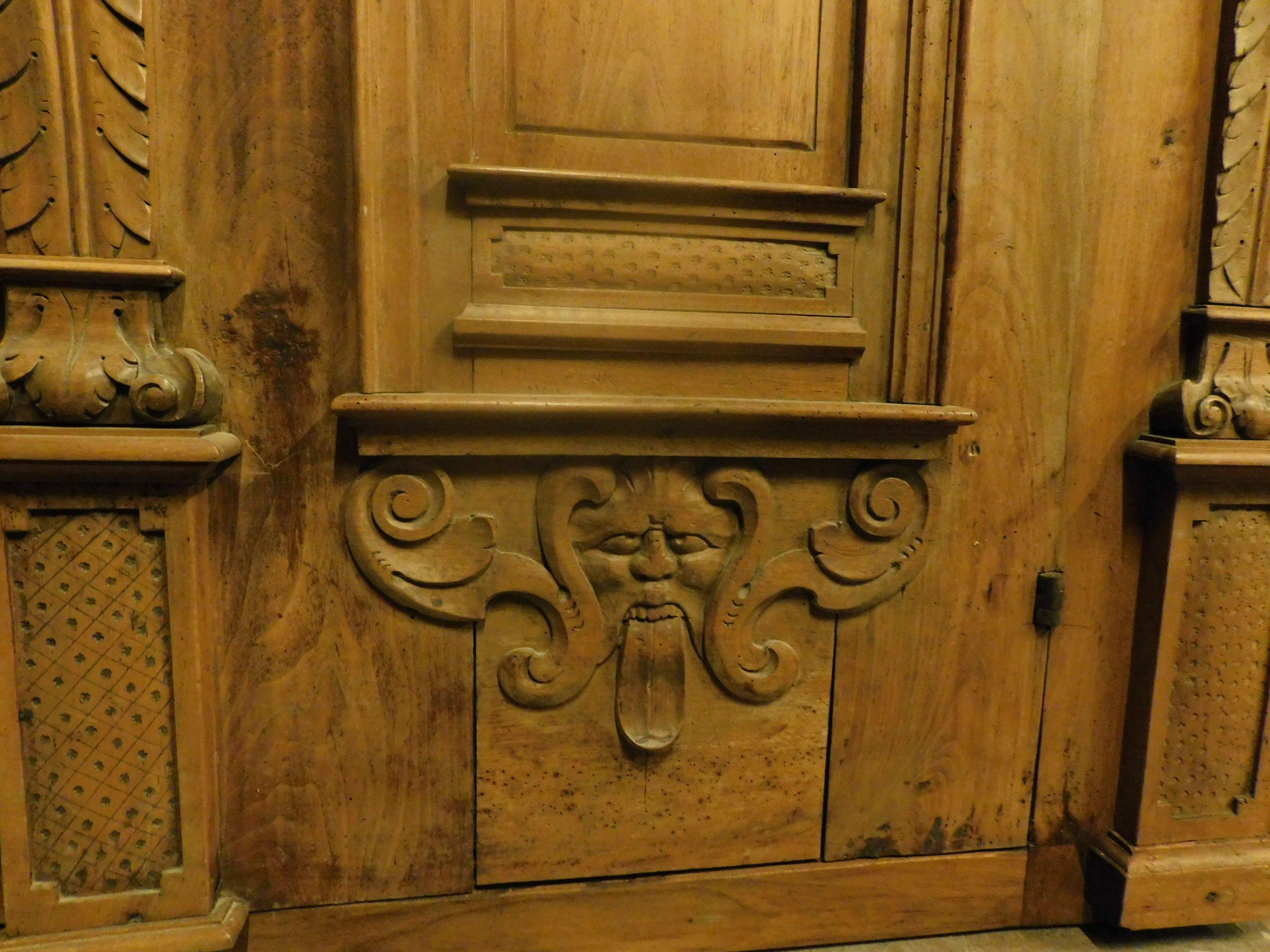Antique Wall Cabinet, Cupboard, Richly Carved in Walnut, 18th Century, Italy In Good Condition For Sale In Cuneo, Italy (CN)