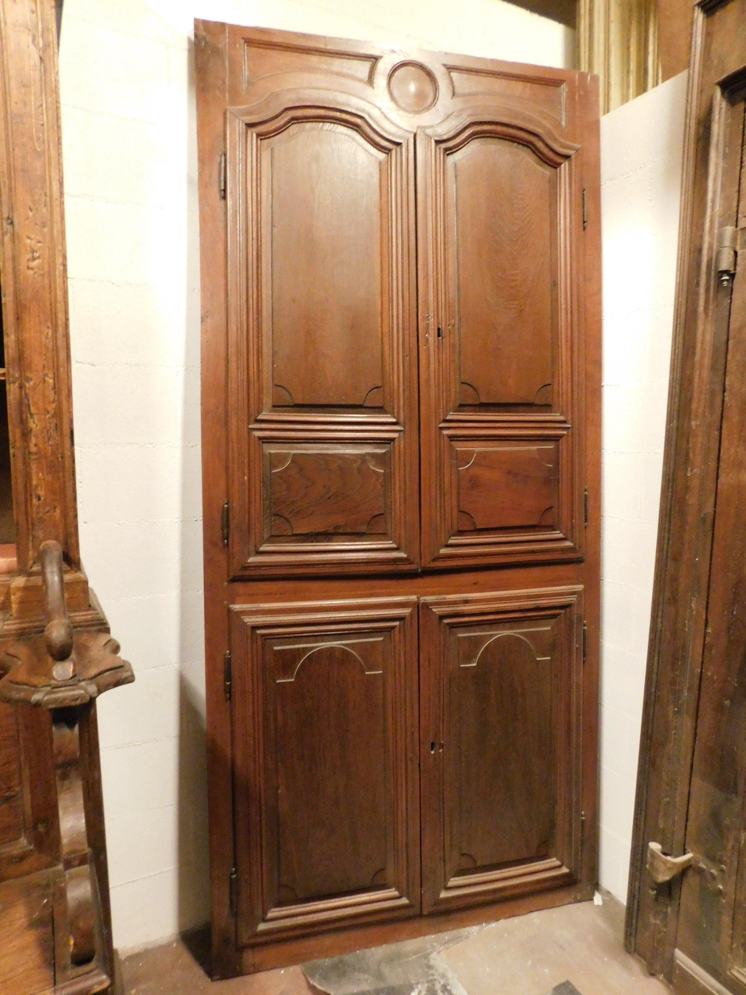 Antiker Wandschrank, Tür, Einbauschrank, Nussbaum-Plakat mit fein geschnitzten Türen, unterteilt in vier Türen, gebaut im 18. Jahrhundert, für Haus in Italien.
Ideal für die Herstellung von Schränken, Möbel in der Wand, einziehbar, stilvoll und in