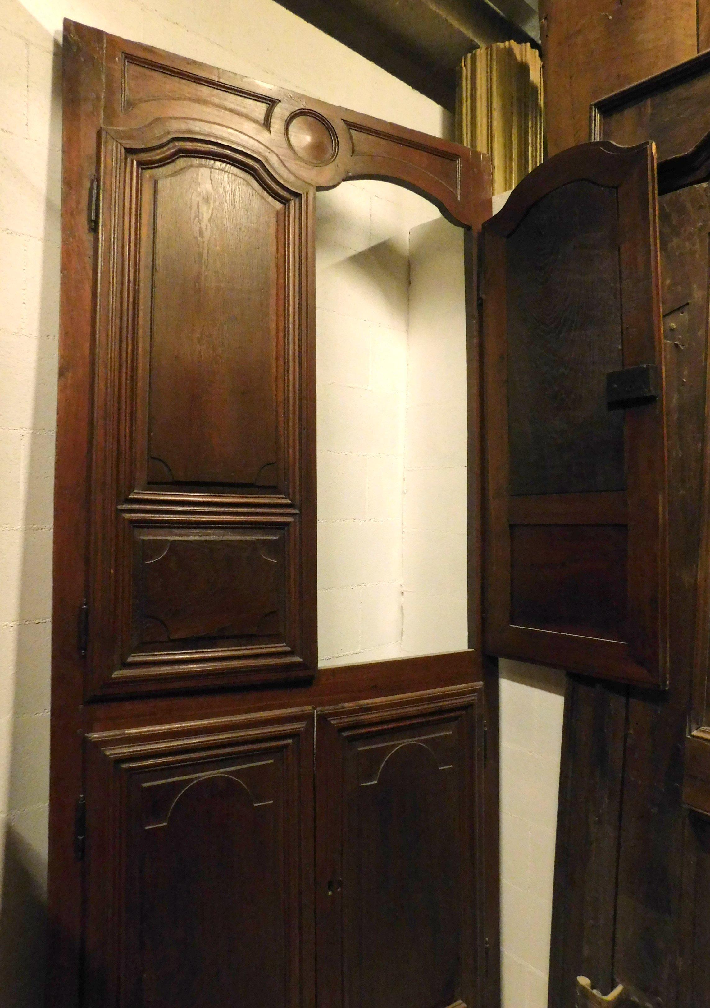 Antique Wall Cabinet Door Placard Carved Walnut, Four Doors, 18th Century, Italy In Good Condition For Sale In Cuneo, Italy (CN)