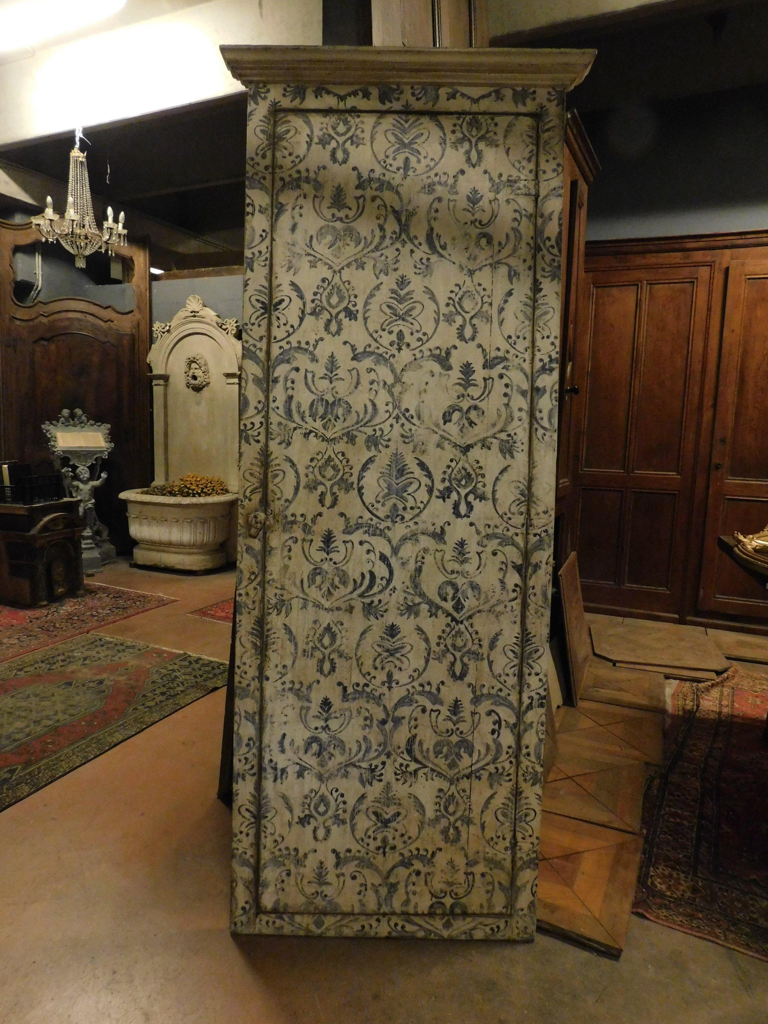 Ancient wall cabinet, placard, door, hand painted and lacquered as if to continue the upholstery with blue lilies on a white background, handmade in Italy (Florence) at the beginning of the 19th century.
Usable in many ways, beautiful colors and