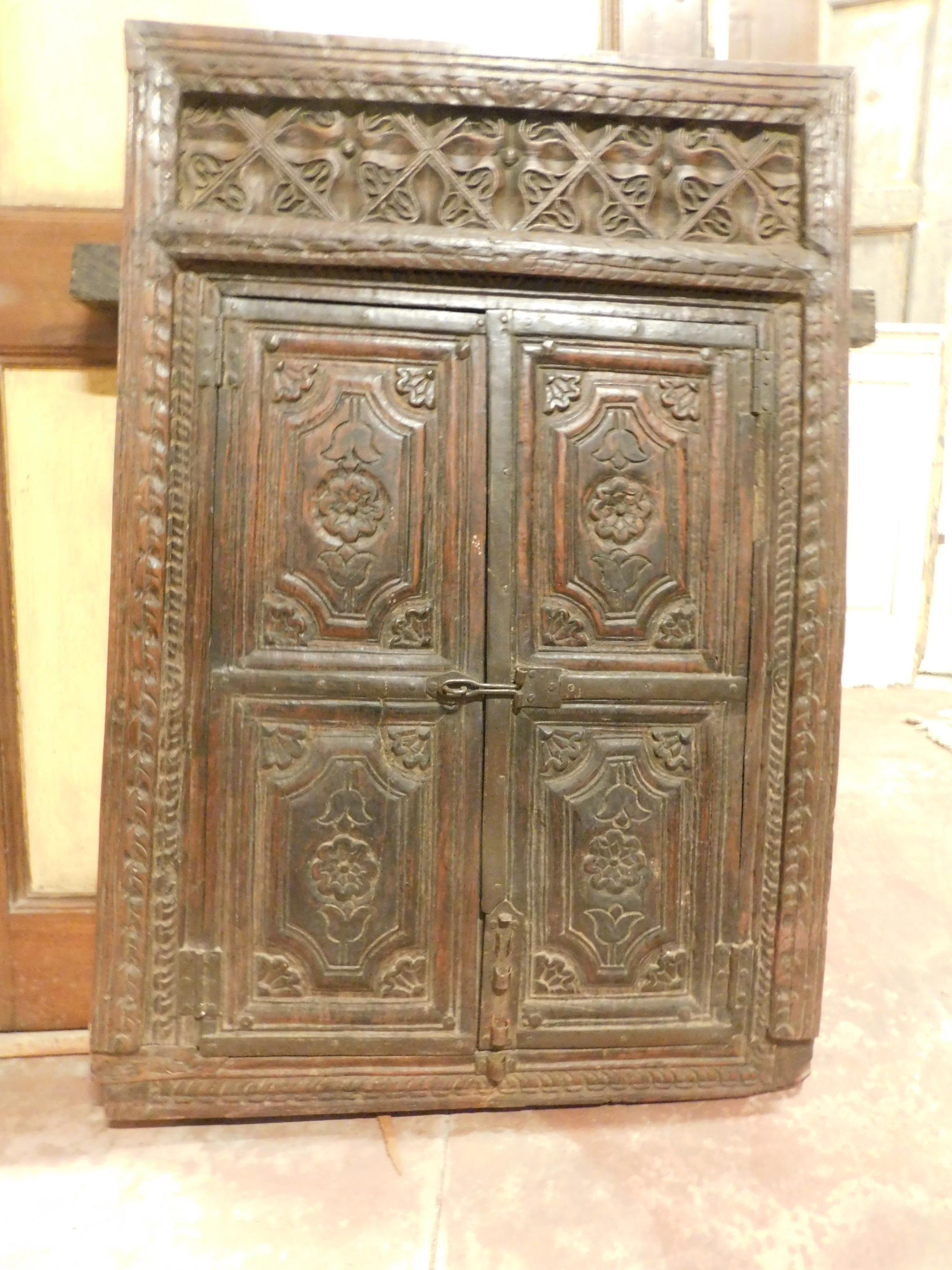 Antique armoire murale, placard, en bois foncé très sculpté à la main, artisanat de l'Inde daté 1800.
Belle et très unique, de saveur ethnique et rustique, adaptable comme armoire ou comme fenêtre, tableau.