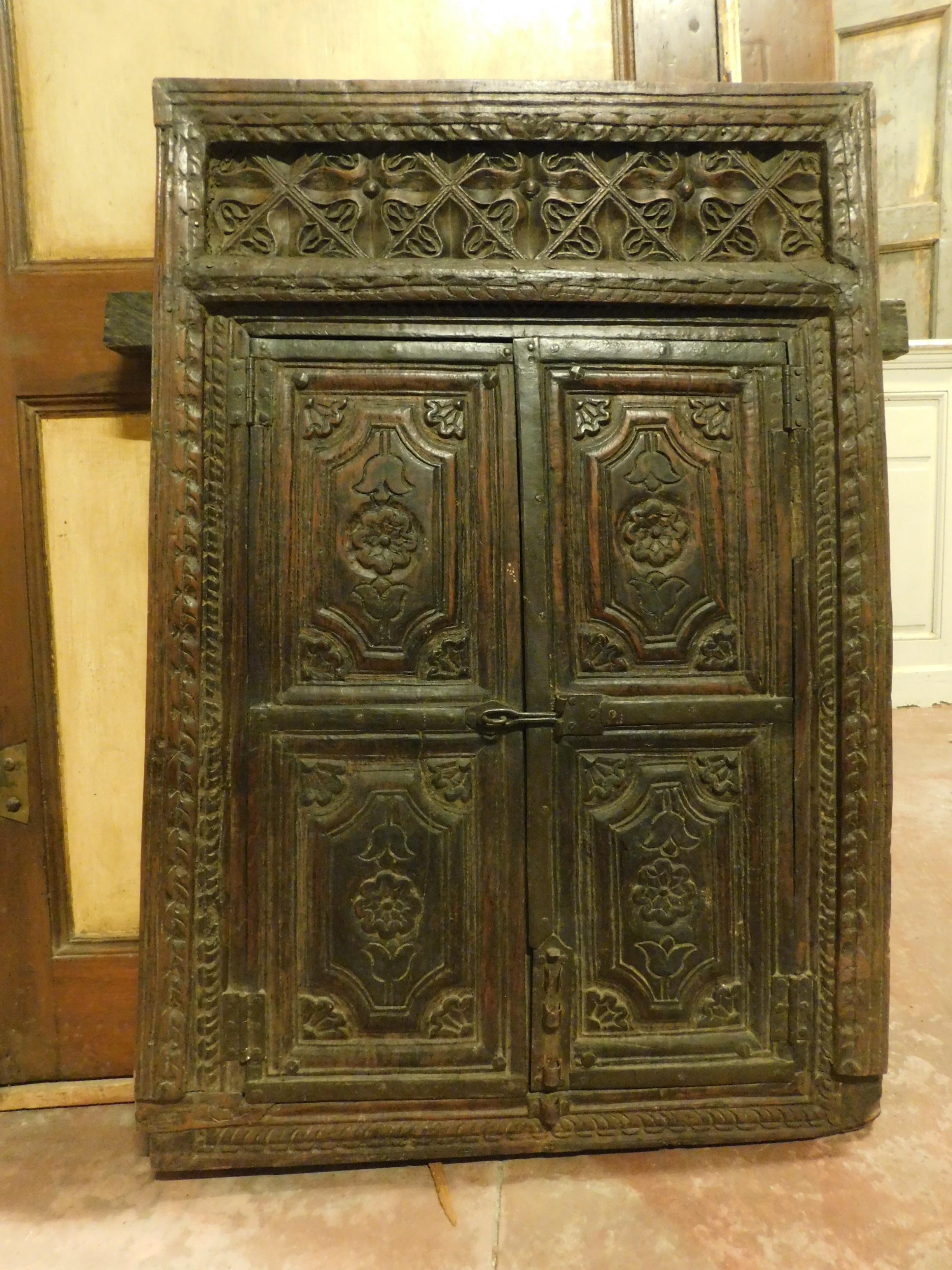 Asiatique Armoire murale ancienne, Placard, en bois foncé très sculpté à la main, Inde, 1800 en vente