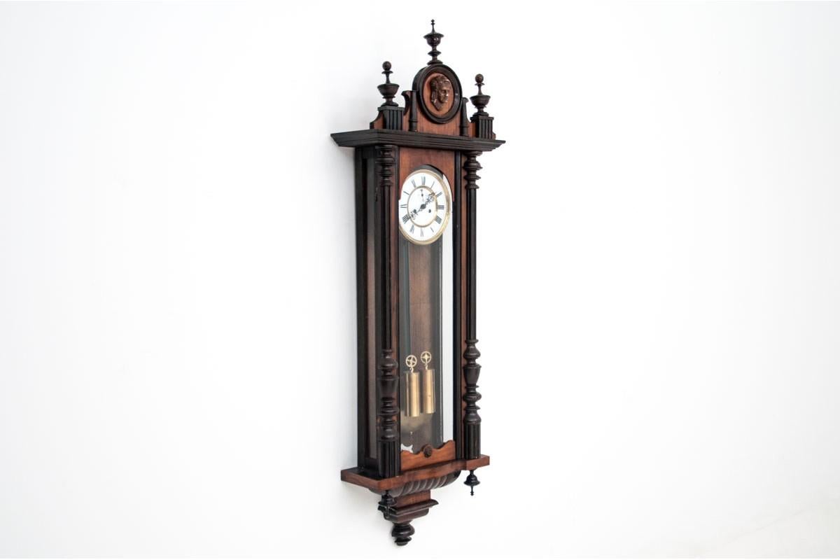 Die Uhr ist funktionsfähig, nach der Überprüfung durch den Clockmaster 
Jahr: Ende des 19. Jahrhunderts
Herkunft: Westeuropa
Abmessungen: Höhe 133 cm / Breite 42 cm / Tiefe 17 cm.