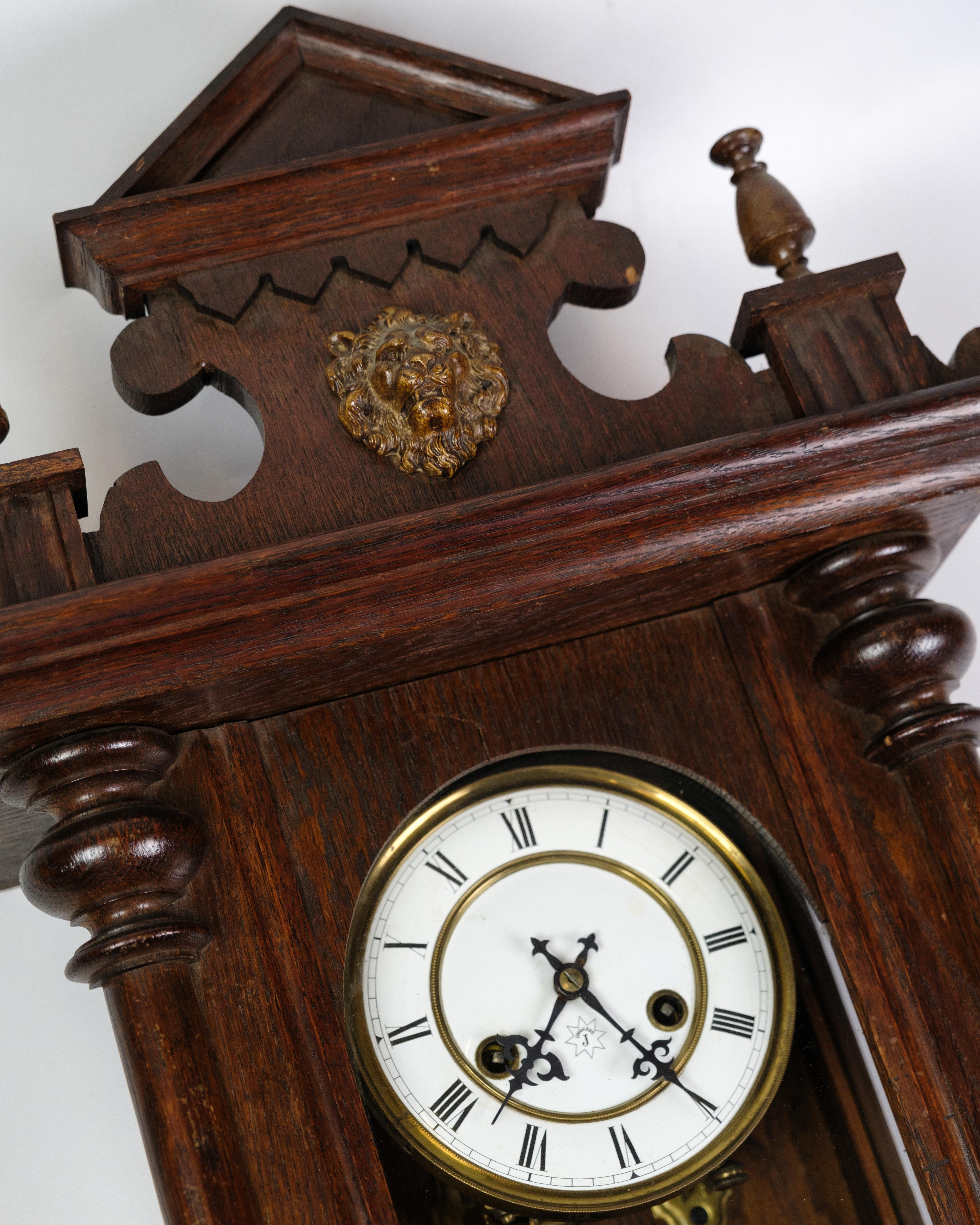 Antique wall clock from the 1920s, manufactured by Junghans in oak.

Dimensions: H:95cm W:39cm D:19cm