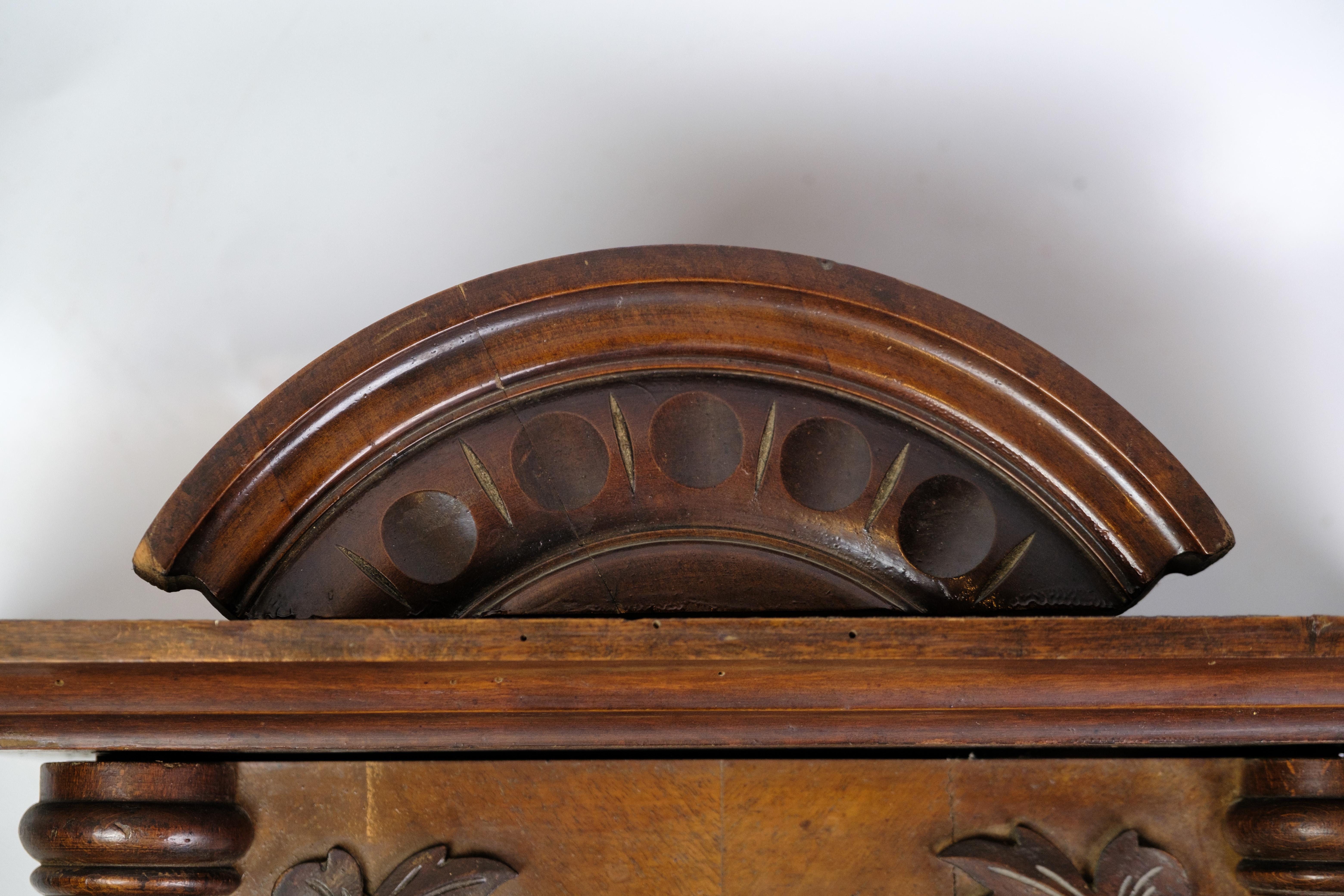 Antique wall clock from the 1920s, manufactured by Junghans in walnut.

Dimensions: H:75cm W:40cm D:19cm