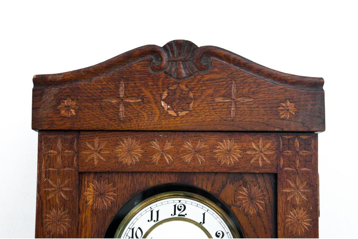 Antique wall clock, Western Europe, circa 1910.
Dimensions: H 78 cm / W 32 cm / D. 13 cm.


 