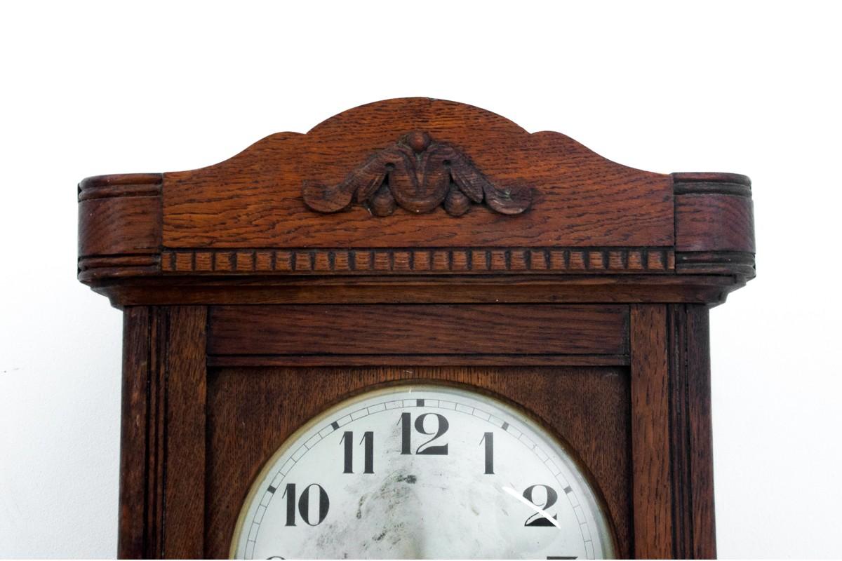 Antique wall clock from the beginning of the 20th century.

Dimensions: Height 77 cm / width 36 cm / depth. 18 cm.