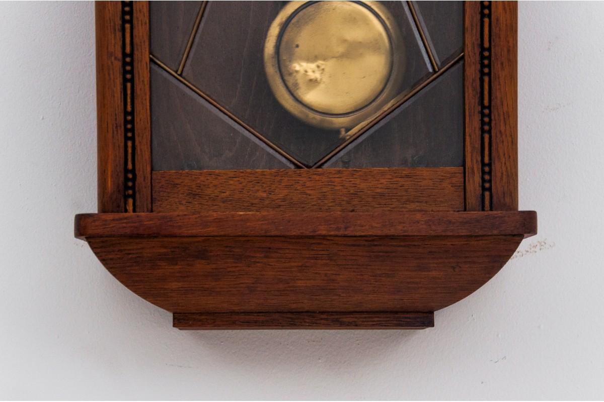 Wall clock from the interwar period.

Very good condition, after a watchmaker inspection.

Wood: oak

dimensions: height 78 cm, width 34 cm, depth 16 cm.