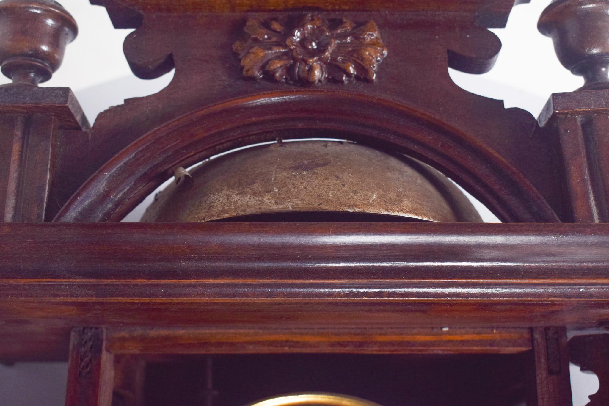 Antique Wall Clock with Carved Eagle In Fair Condition For Sale In Lisboa, Lisboa