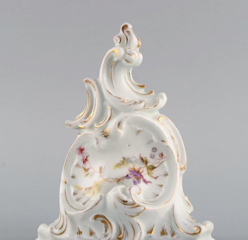 Antique wall console in hand-painted porcelain with flowers and gold decoration. Germany, 19th century.
Measures: 15 x 14 cm.
In excellent condition.
Stamped.