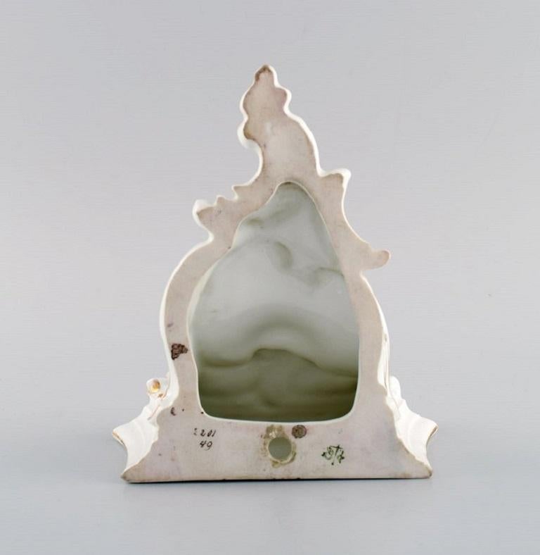 Antique Wall Console in Hand-Painted Porcelain with Flowers and Gold Decoration In Excellent Condition For Sale In Copenhagen, DK