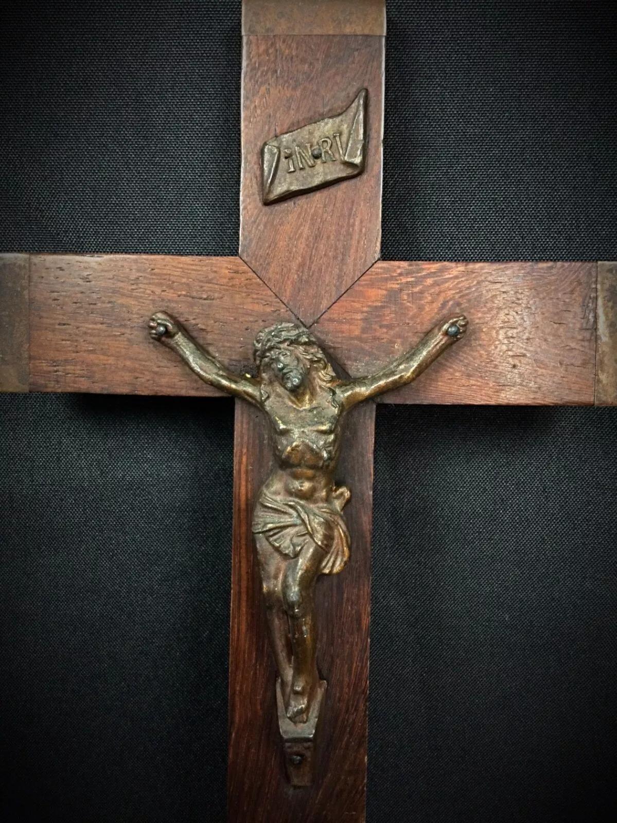 Antique Wall Crucifix in Wood and Regule – Esoteric Religious Art - 2Y271 In Good Condition For Sale In Bordeaux, FR