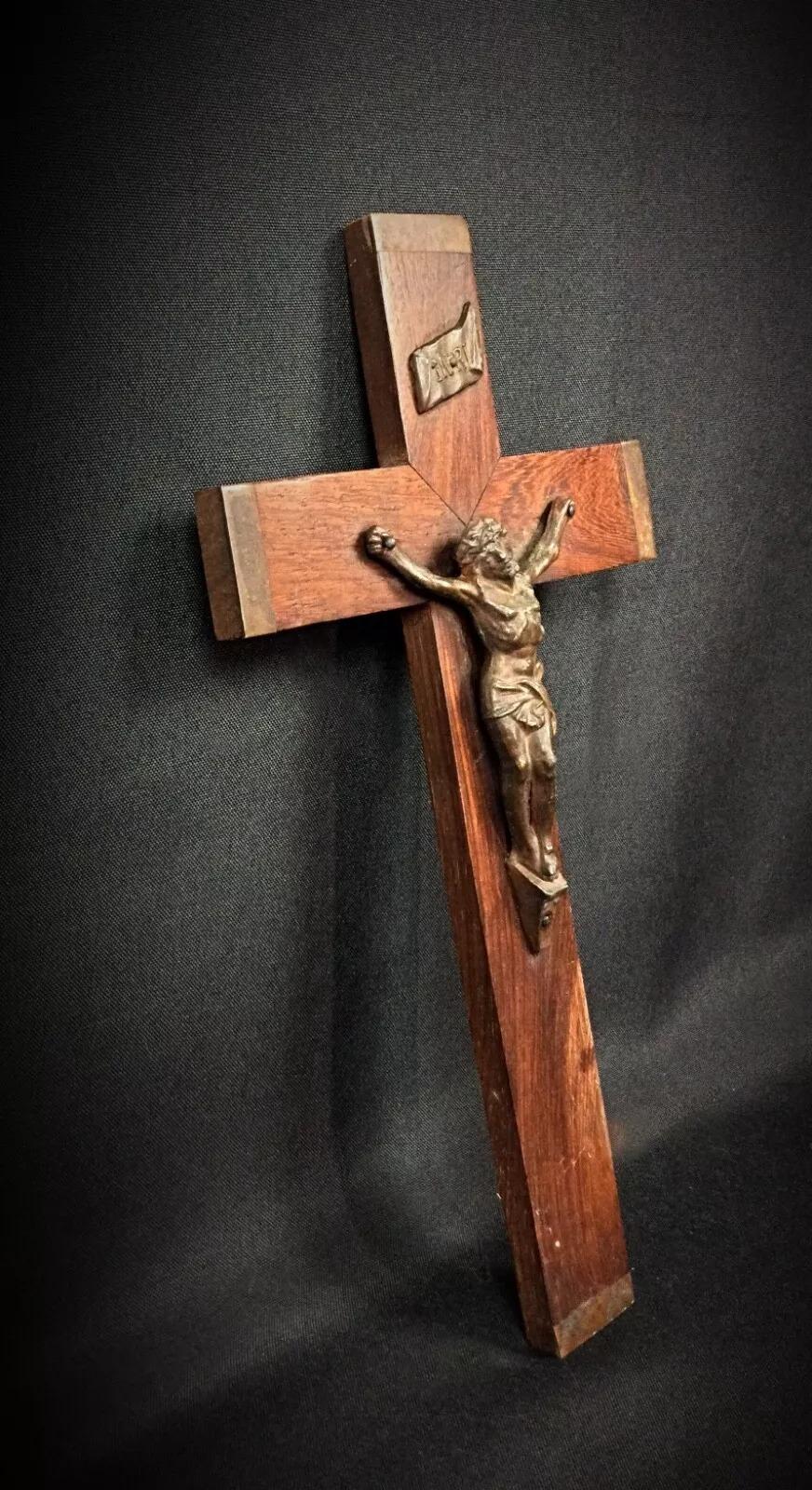 Antique Wall Crucifix in Wood and Regule – Esoteric Religious Art - 2Y271 For Sale 1