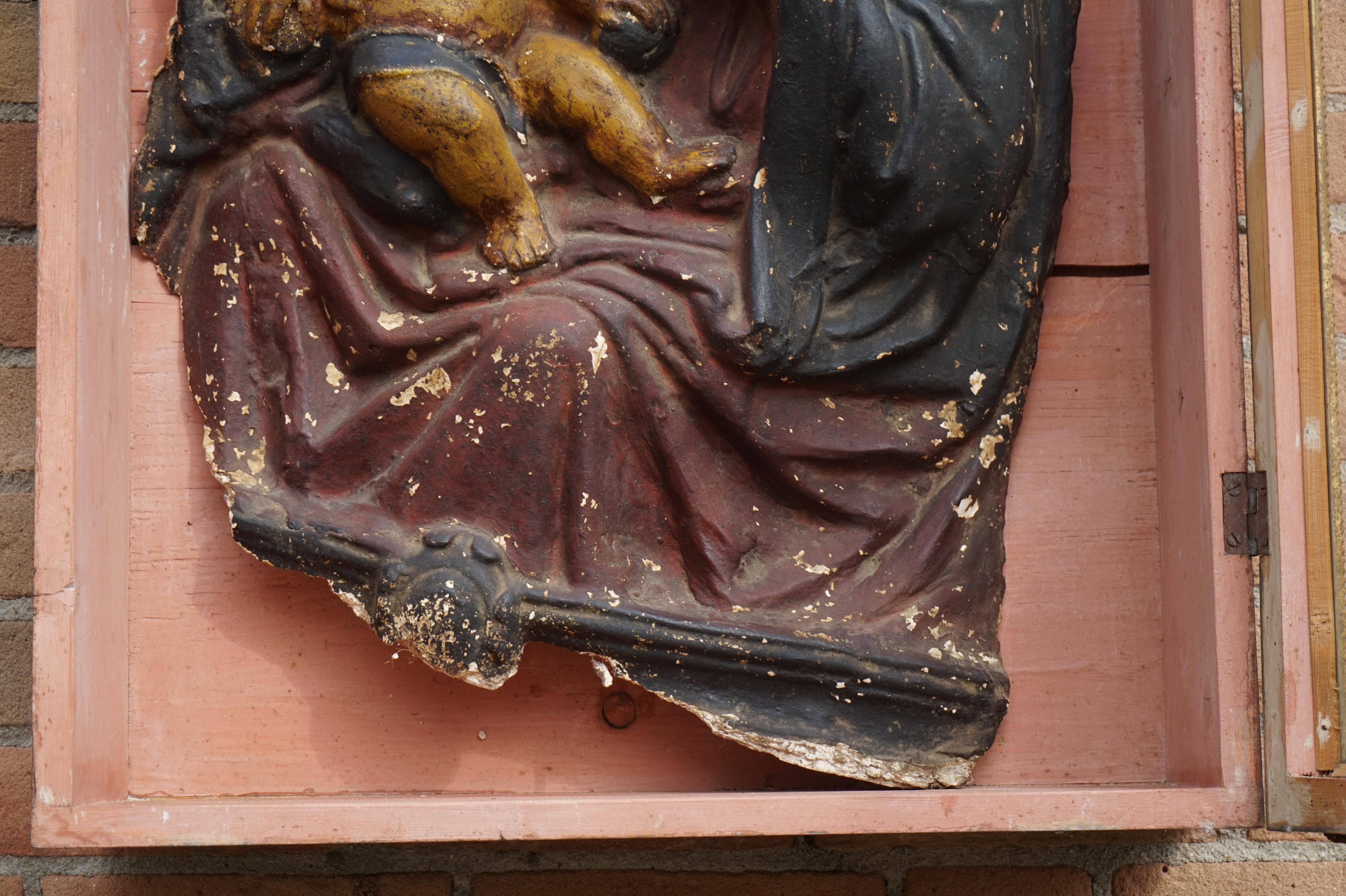 Antiker antiker Wandschrank mit einer seltenen Mary & Child Jesus-Skulpturfragment im Angebot 4