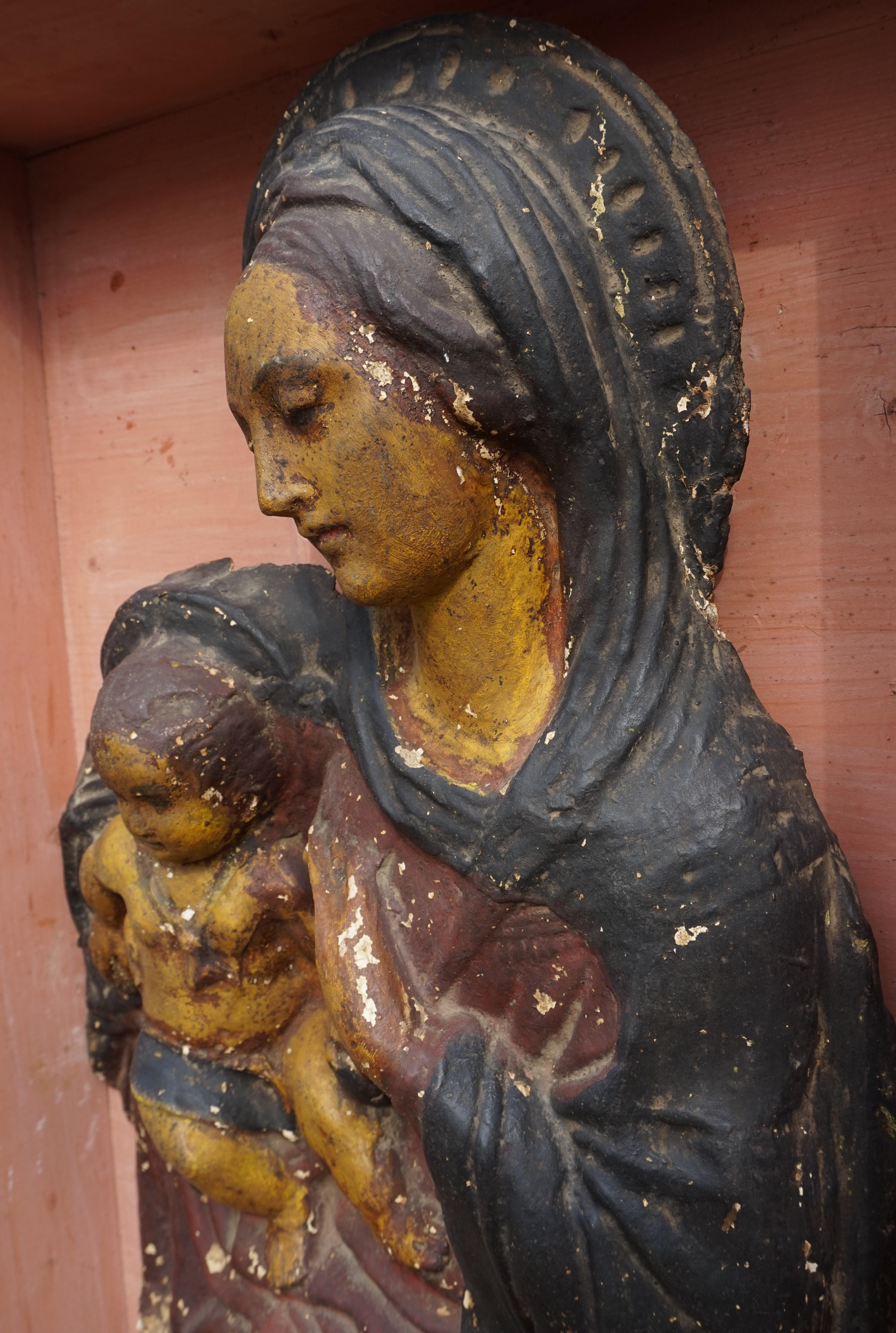Antiker antiker Wandschrank mit einer seltenen Mary & Child Jesus-Skulpturfragment im Angebot 9