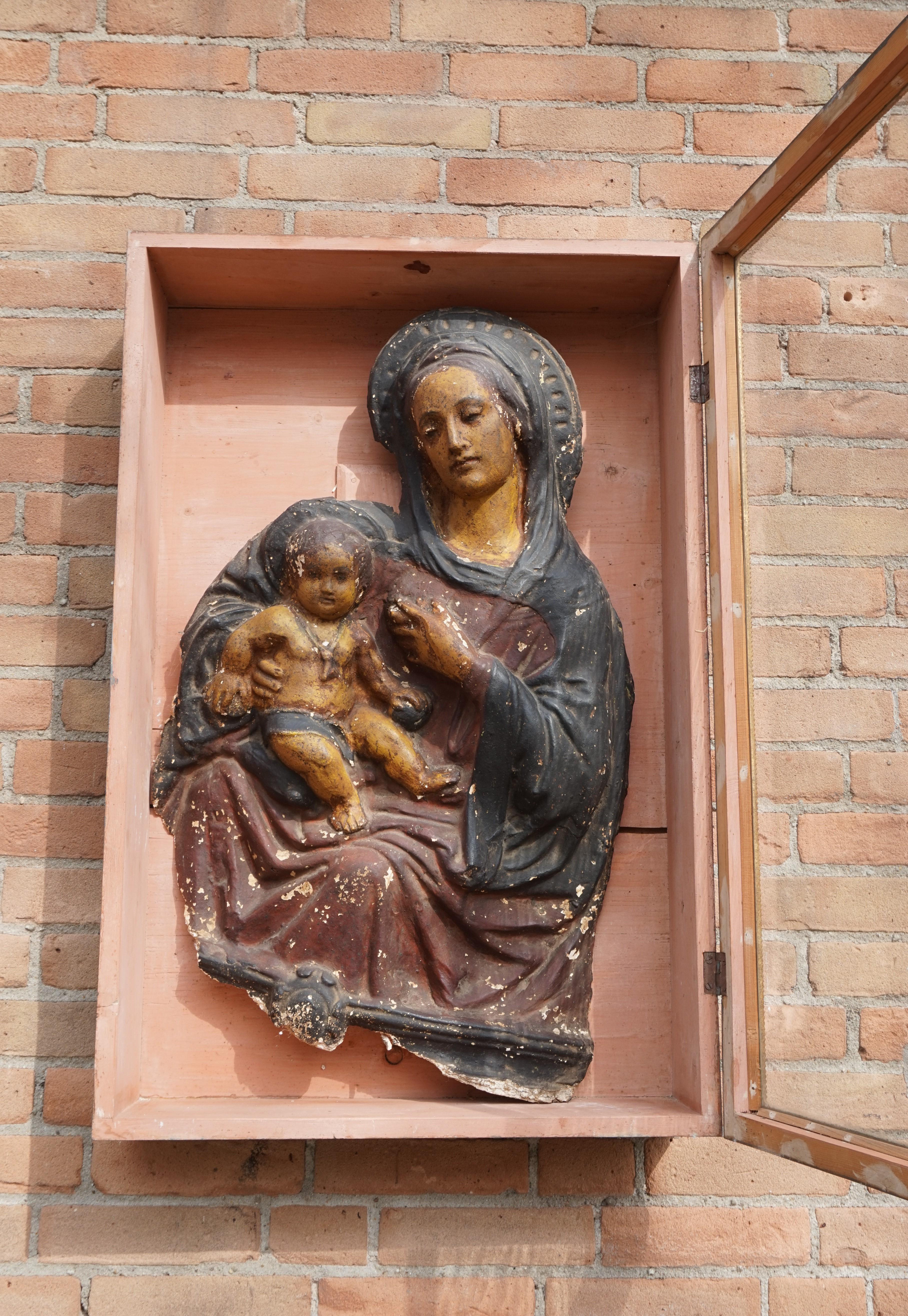 Antique Wall Display Cabinet with a Rare Mary & Child Jesus Sculpture Fragment In Good Condition For Sale In Lisse, NL