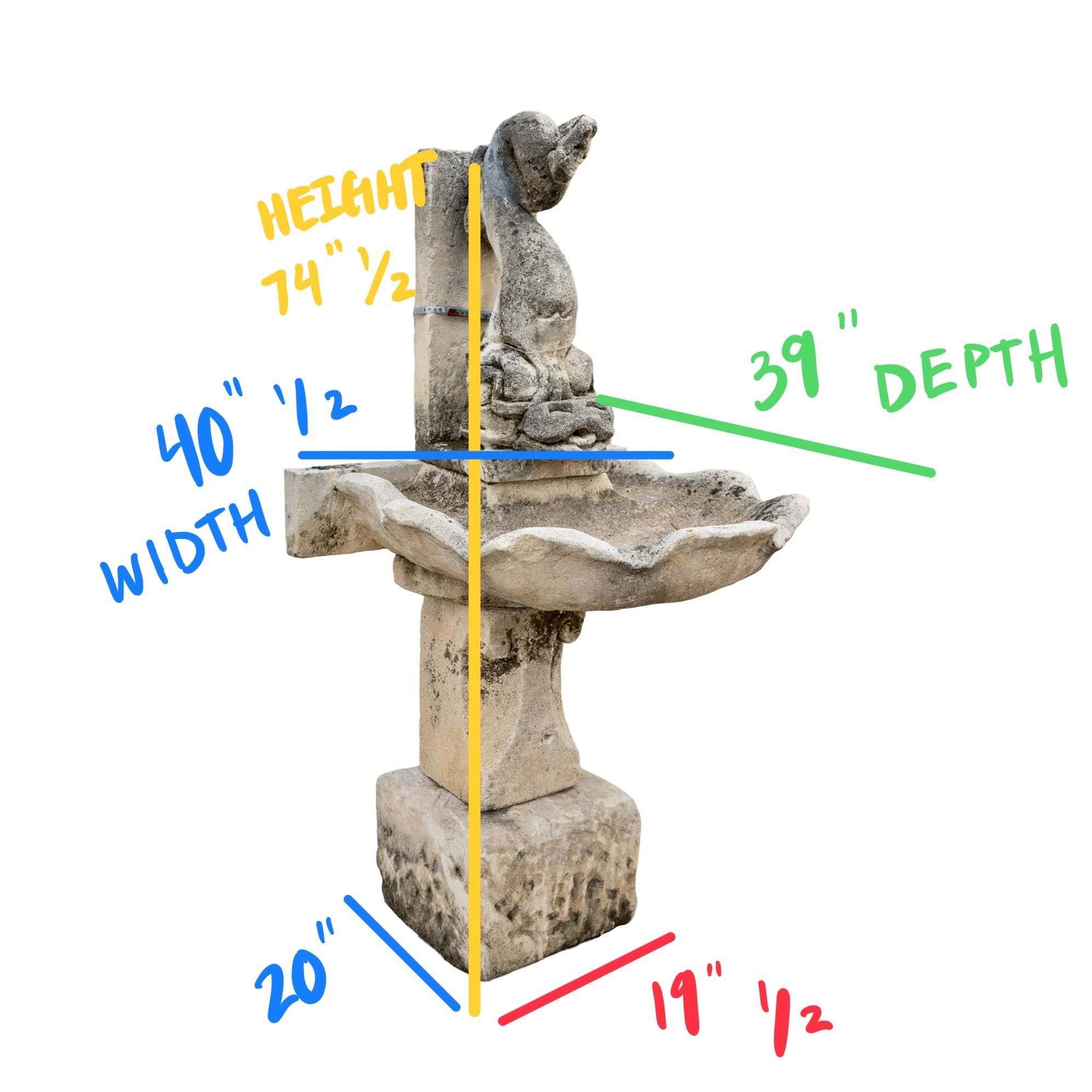 Fuente de pared de piedra caliza Antique French siglo XIX en venta