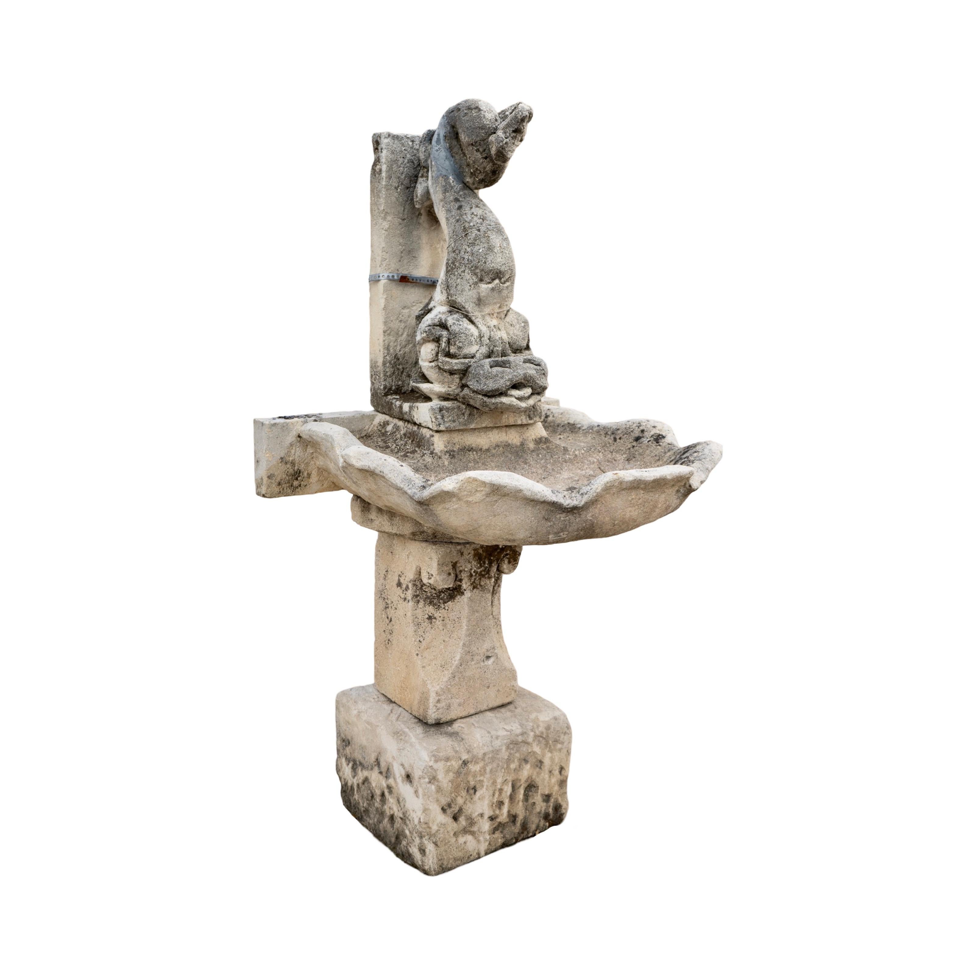 Fuente de pared de piedra caliza Antique French Francés en venta