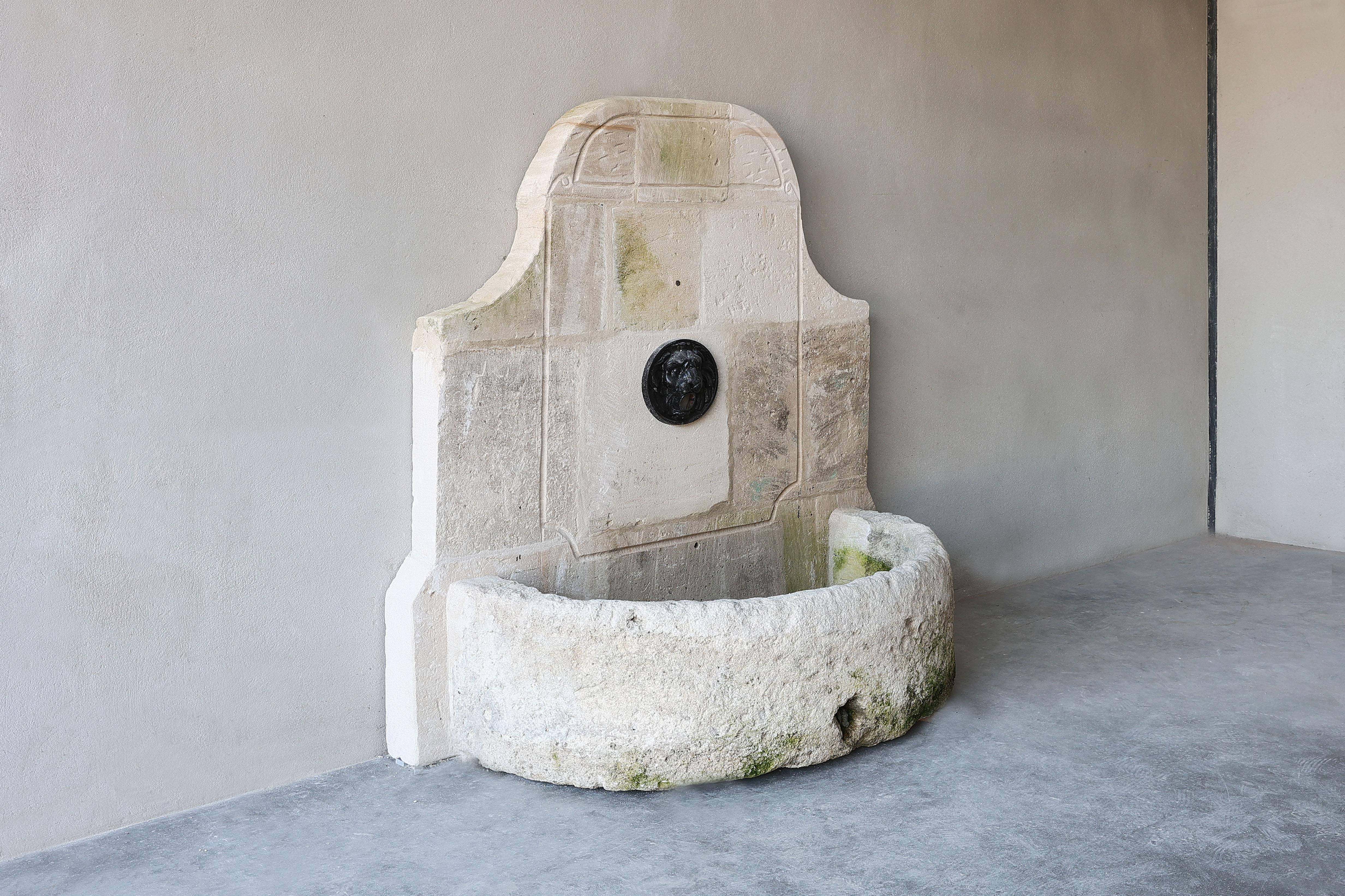Antique wall fountain of French limestone from the 19th century. A beautiful piece we took from the Burgundy region in France. Very nice item to put in the garden or veranda.