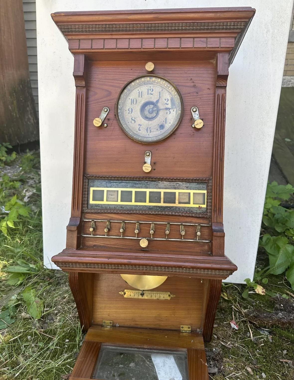 Horloge murale d'antiquités - W1503
Il s'agit d'une rare horloge de maître ancienne suspendue au mur. Il provient d'un fabricant rare - c'est la première fois que nous voyons quelque chose de ce fabricant depuis 50 ans ! En très bon état. Elle a été