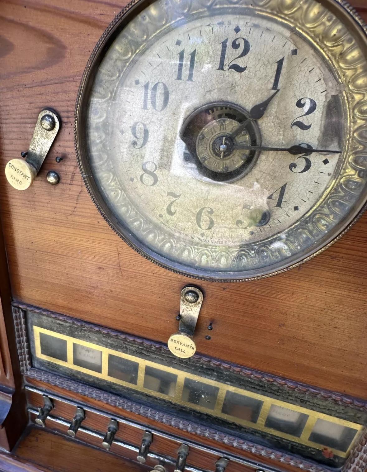 20ième siècle Horloge murale d'antiquités - W1503 SUR HALF  OFF  VENTE. en vente