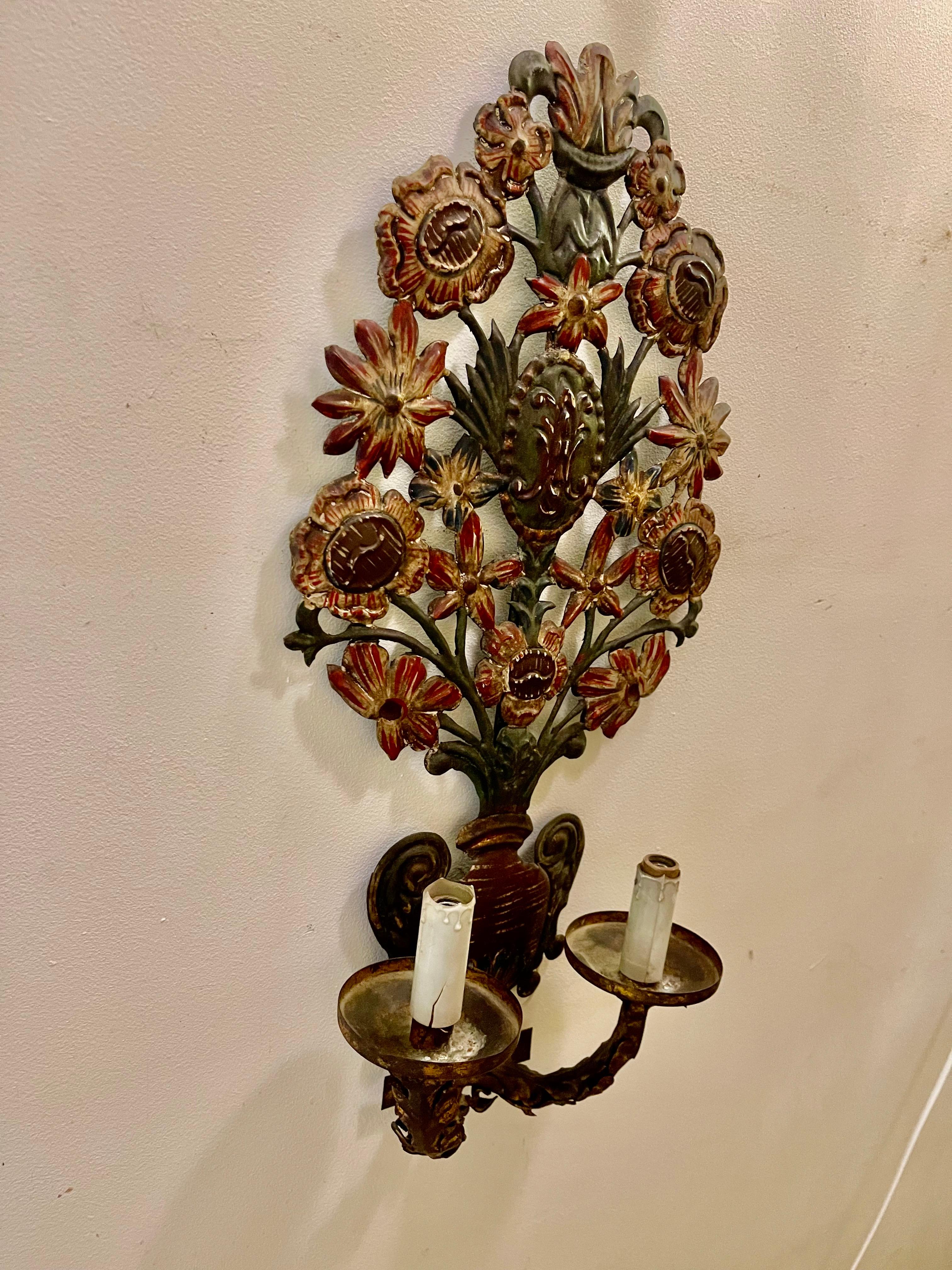 Antique wall lighting flowers metal paint and gilt gold In Good Condition For Sale In La xara, VC