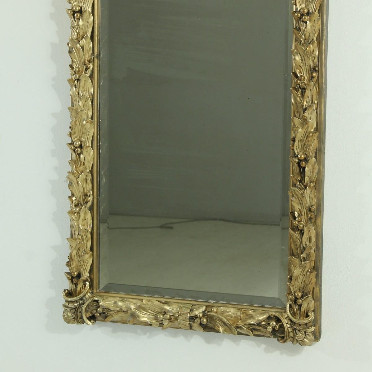 - Faceted mirror glass
- Stable wooden frame with applied floral stucco.