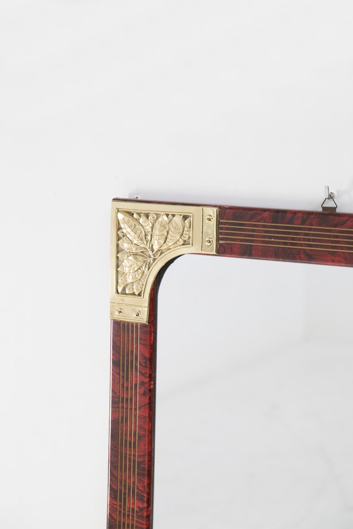 Espléndido espejo antiguo de la década de 1900, de fina manufactura francesa.
El espejo es un espejo de pared muy bonito y sencillo con un marco de madera roja muy bonito.
Su forma es rectangular, pero la peculiaridad reside en la factura del marco: