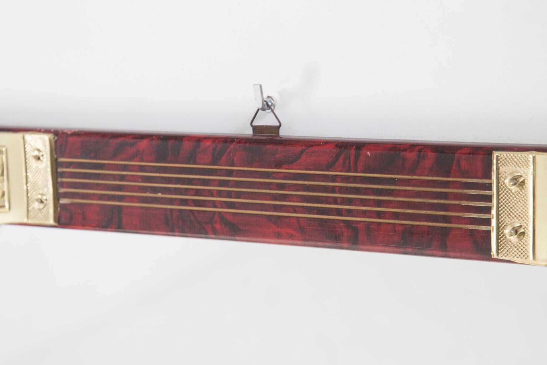 Antiker Wandspiegel aus rotem Holz und dekorativen Plaketten im Zustand „Gut“ im Angebot in Milano, IT