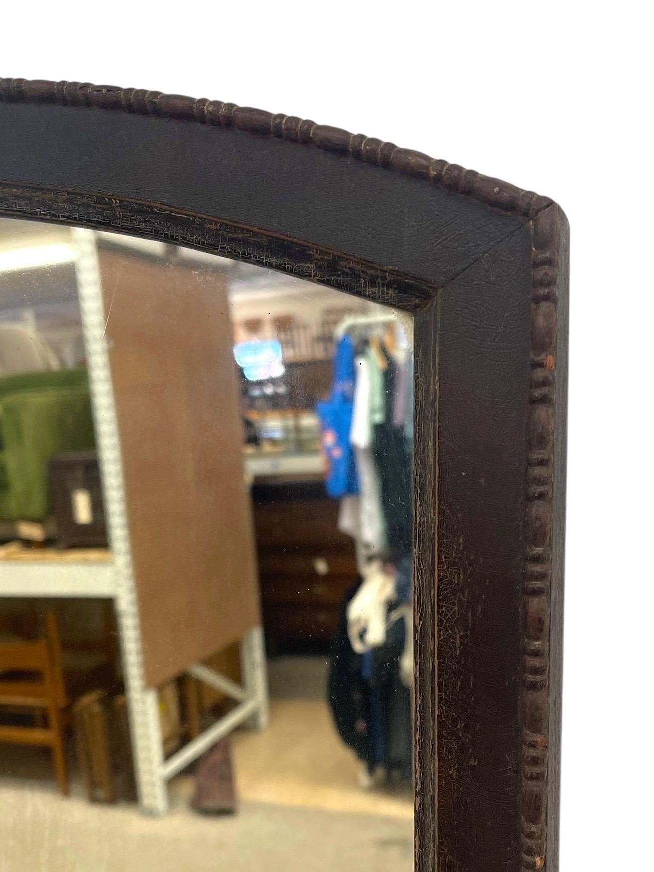 Antiker Wandspiegel mit gewölbtem Oberteil und geschnitztem Holzrahmen im Zustand „Gut“ im Angebot in Seattle, WA