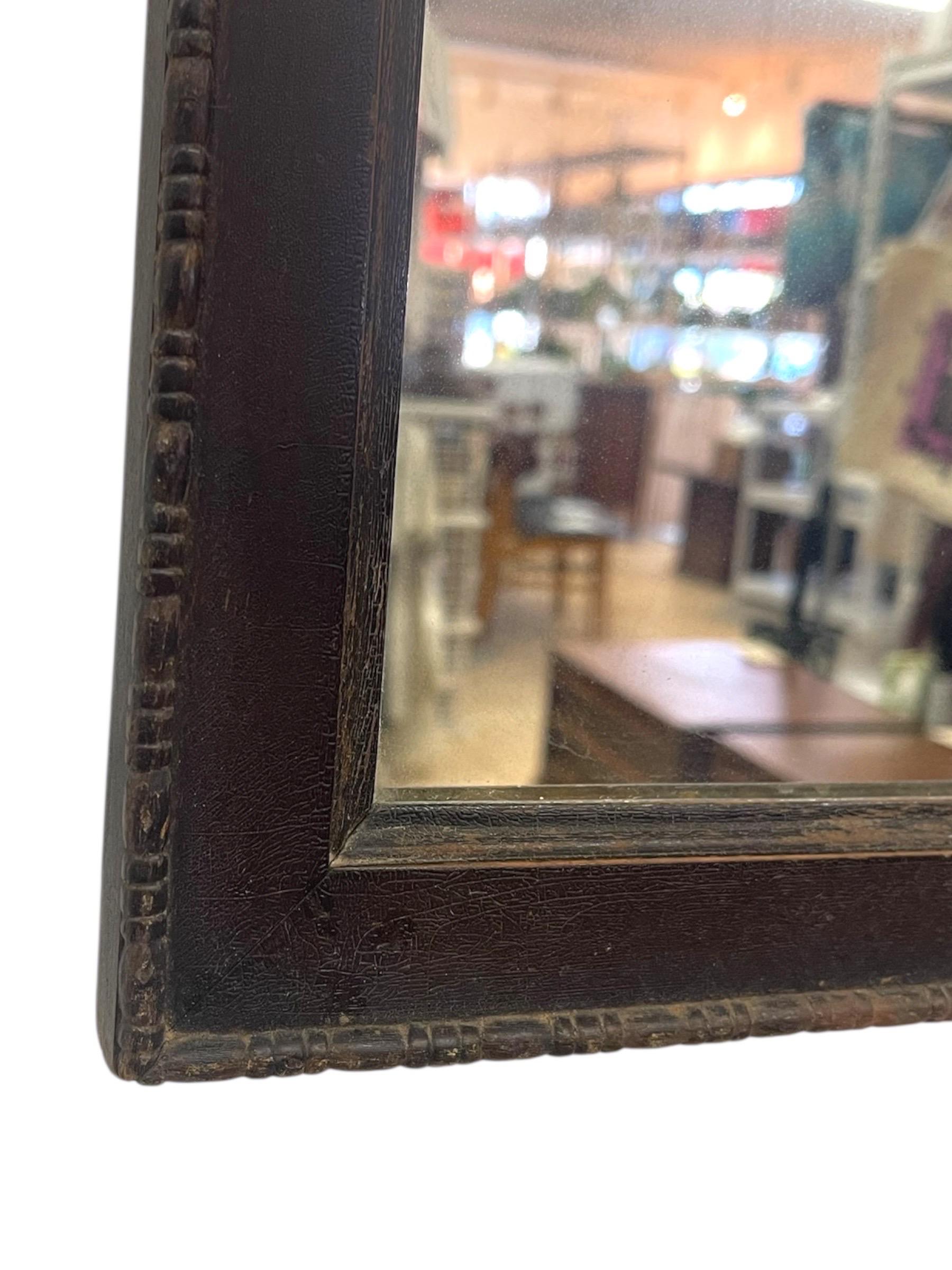 Antiker Wandspiegel mit gewölbtem Oberteil und geschnitztem Holzrahmen im Angebot 3