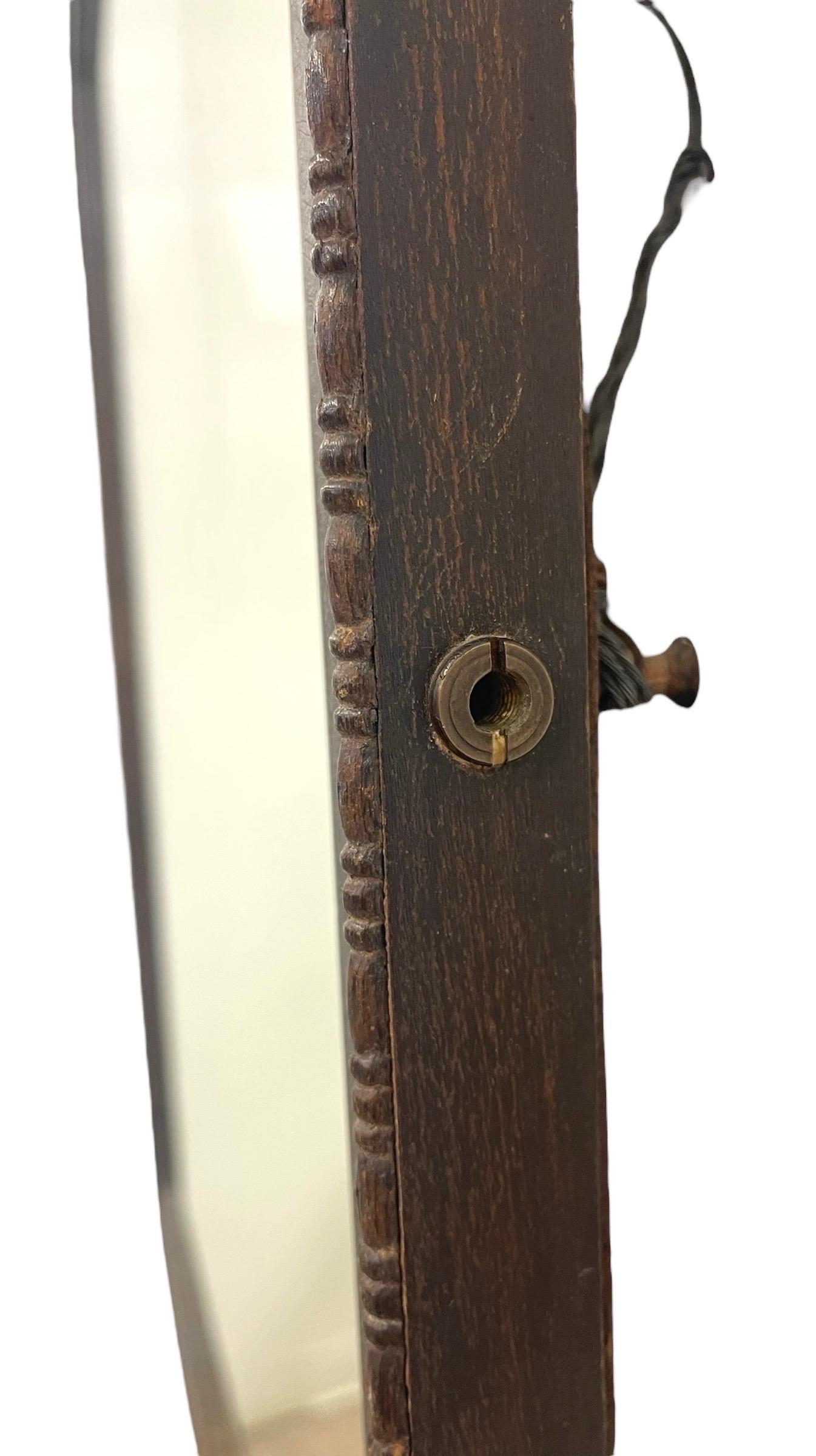 Antiker Wandspiegel mit gewölbtem Oberteil und geschnitztem Holzrahmen im Angebot 4