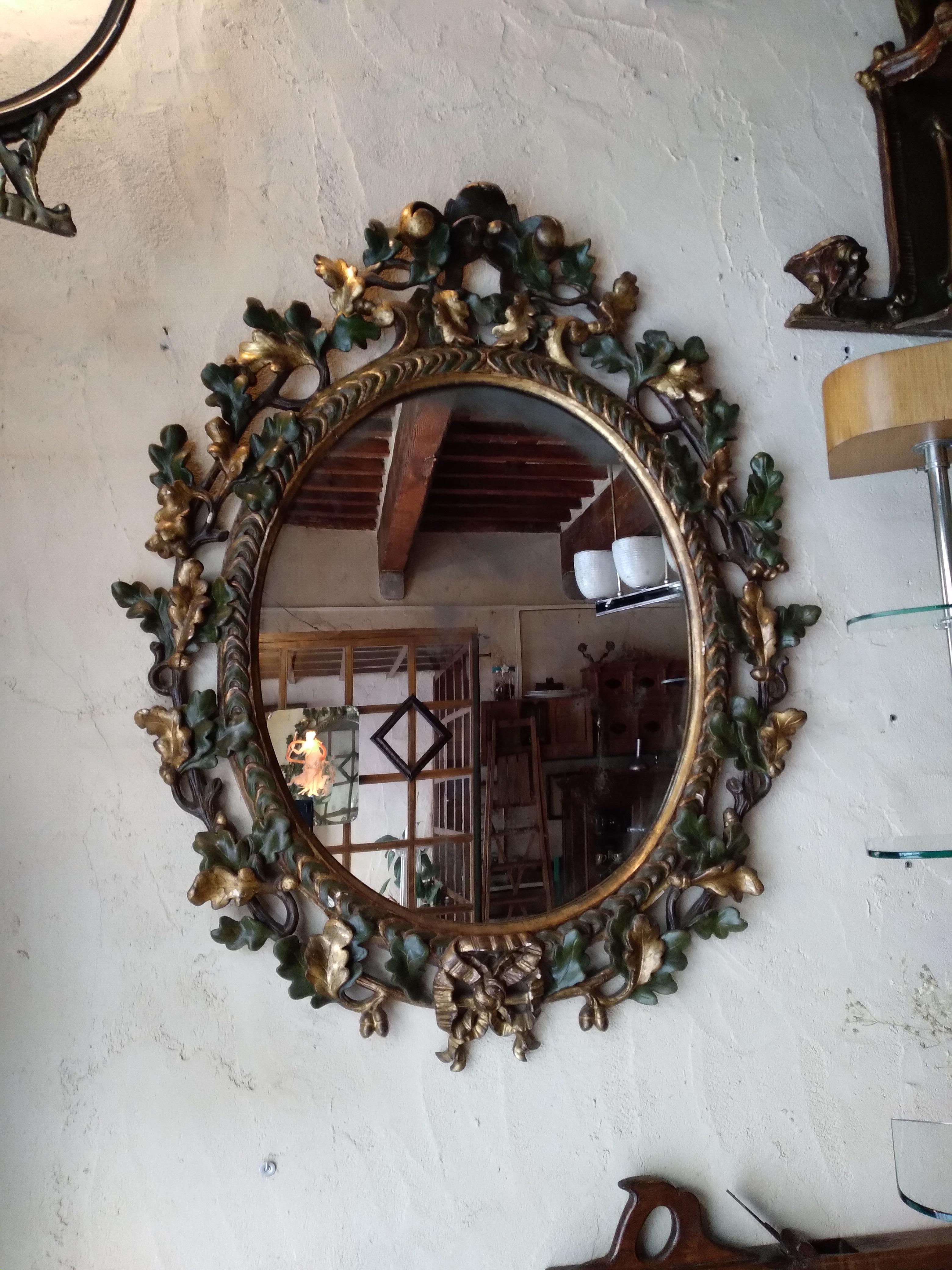 Antique laquered and gilded carved wooden frame with plant motifs. A round 1800s 1820s  .
The Mirror design is of great decoration, suitable for all types of environments. It is original in all your parts. 
Antica specchiera formata da una ghilarnda