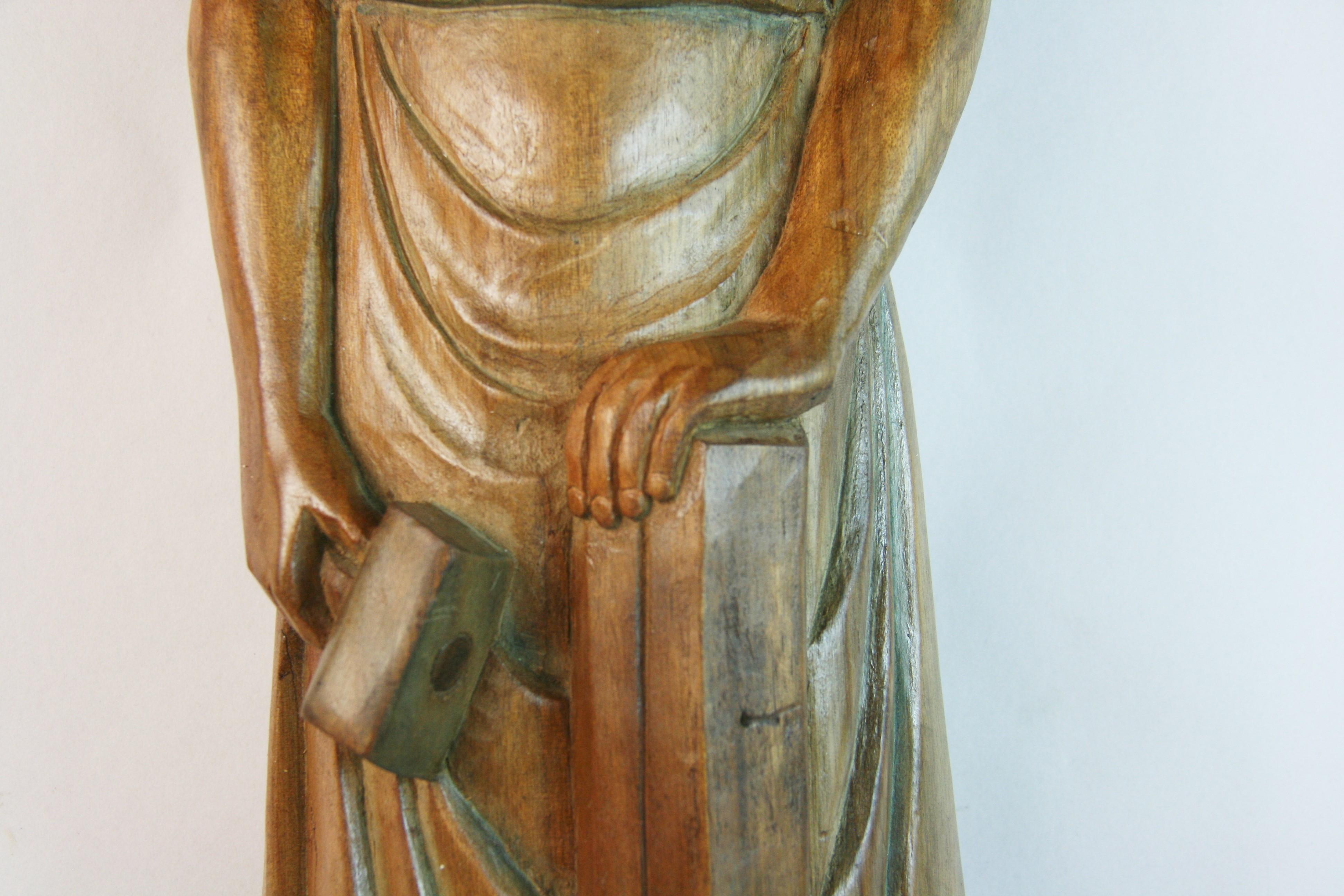 Sculpture murale ancienne du Christ représenté en tant que charpentier en vente 7